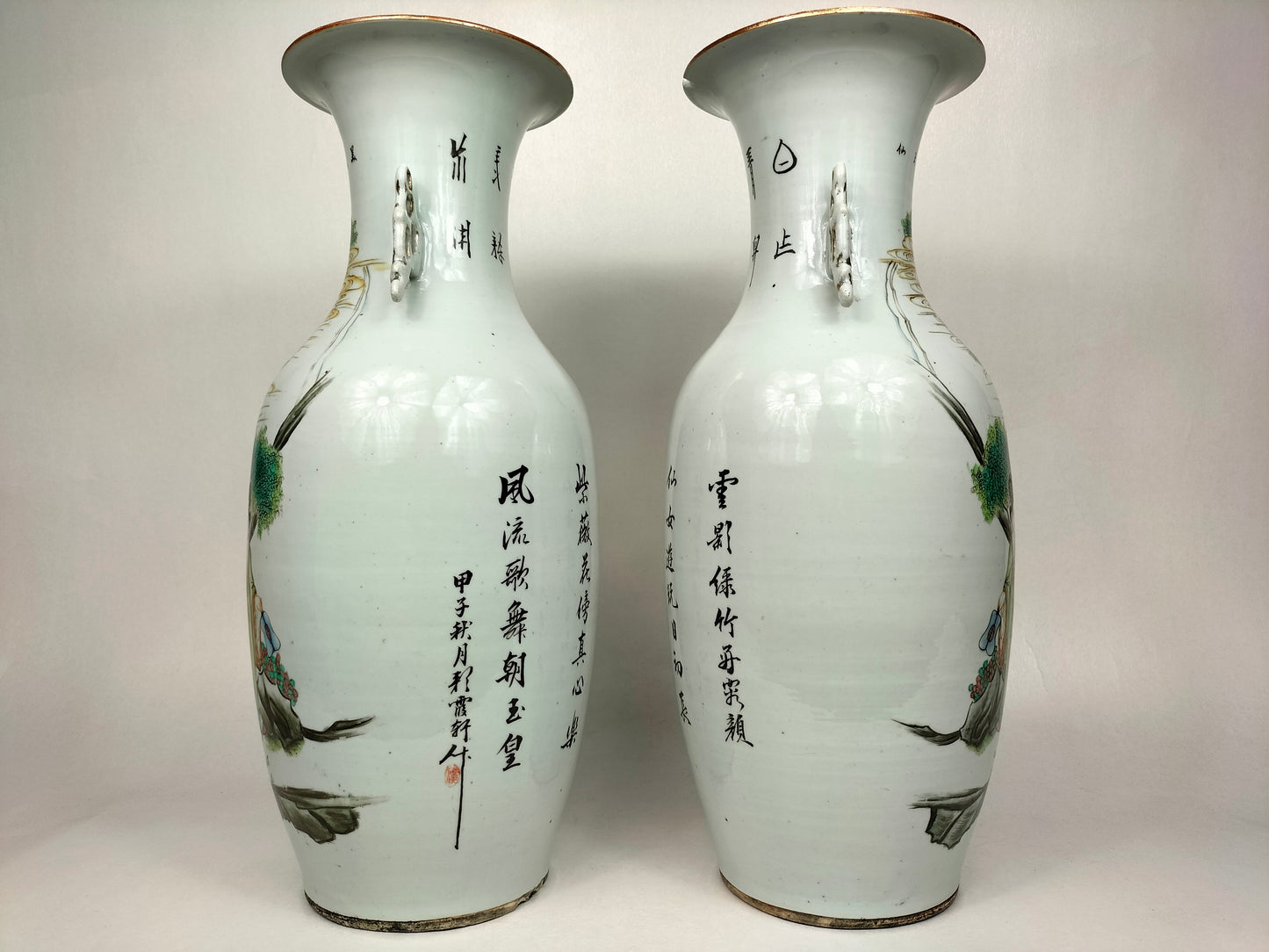 Par de grandes vasos policromados chineses antigos decorados com cena de jardim // Período da República (1912-1949)