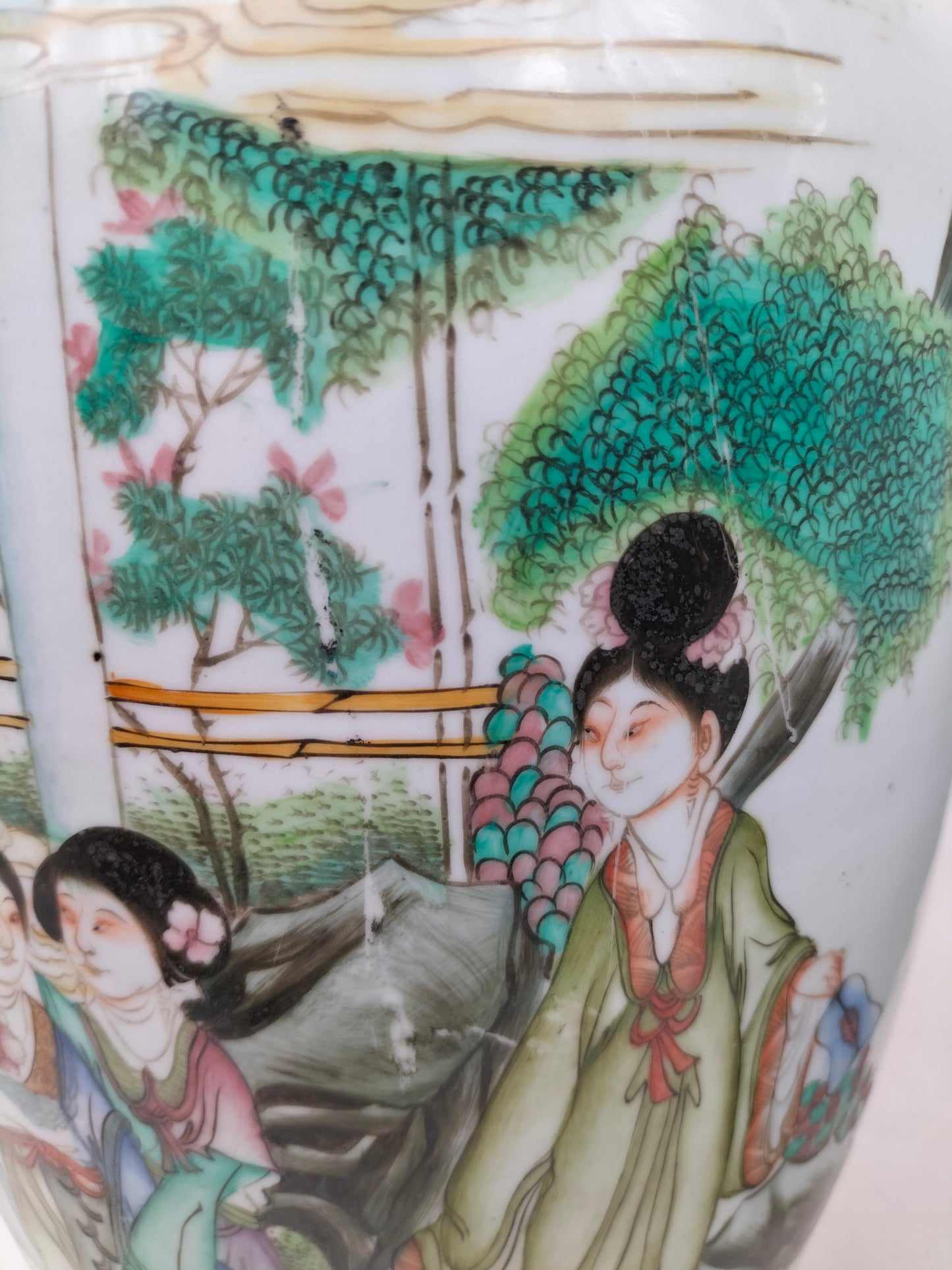 Par de grandes vasos policromados chineses antigos decorados com cena de jardim // Período da República (1912-1949)