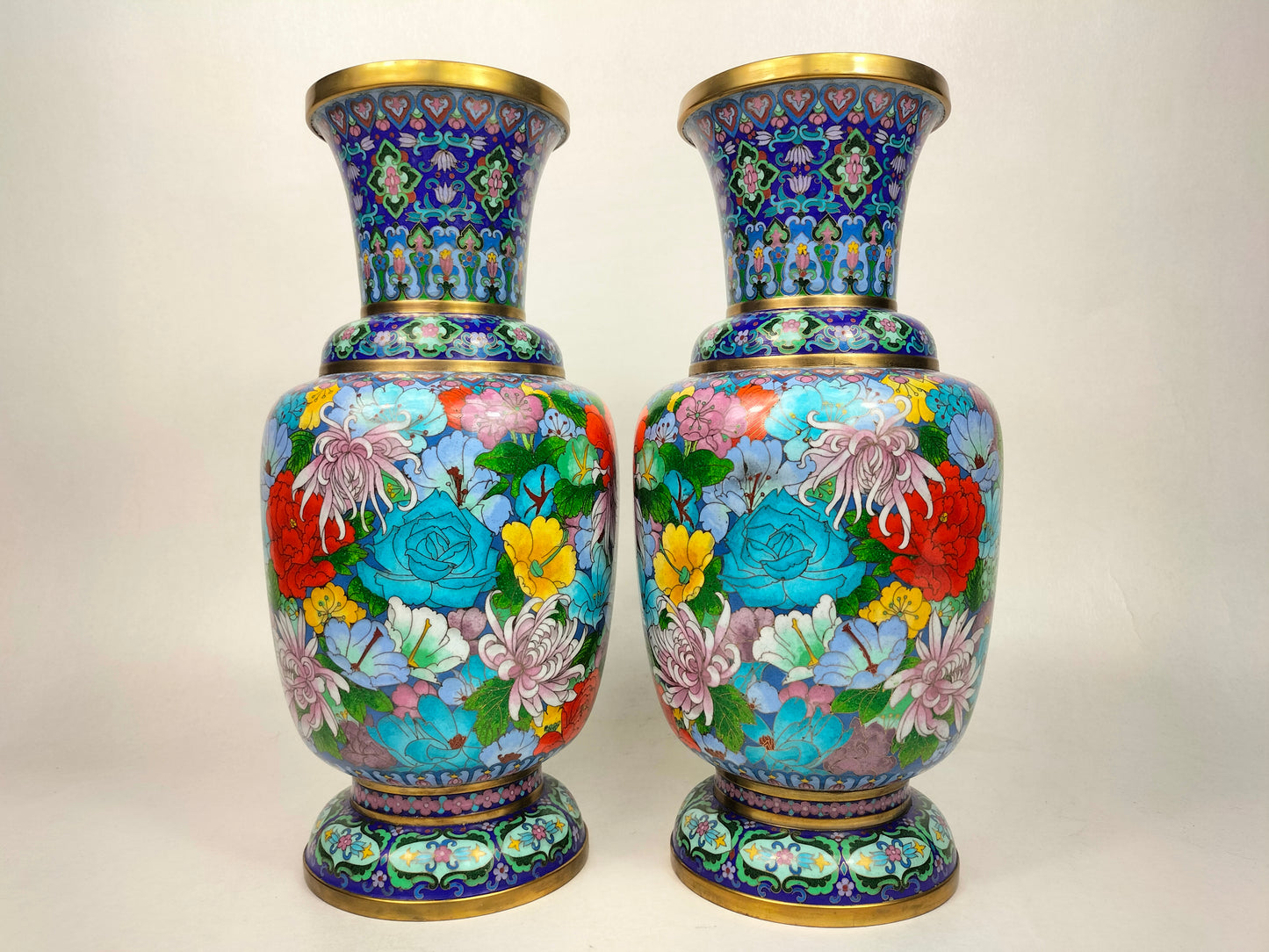 Paire de grands vases millefleurs cloisonnés chinois // 20ème siècle