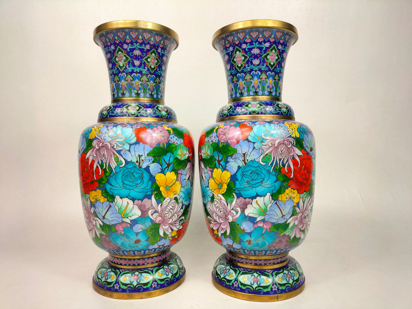 Paire de grands vases millefleurs cloisonnés chinois // 20ème siècle