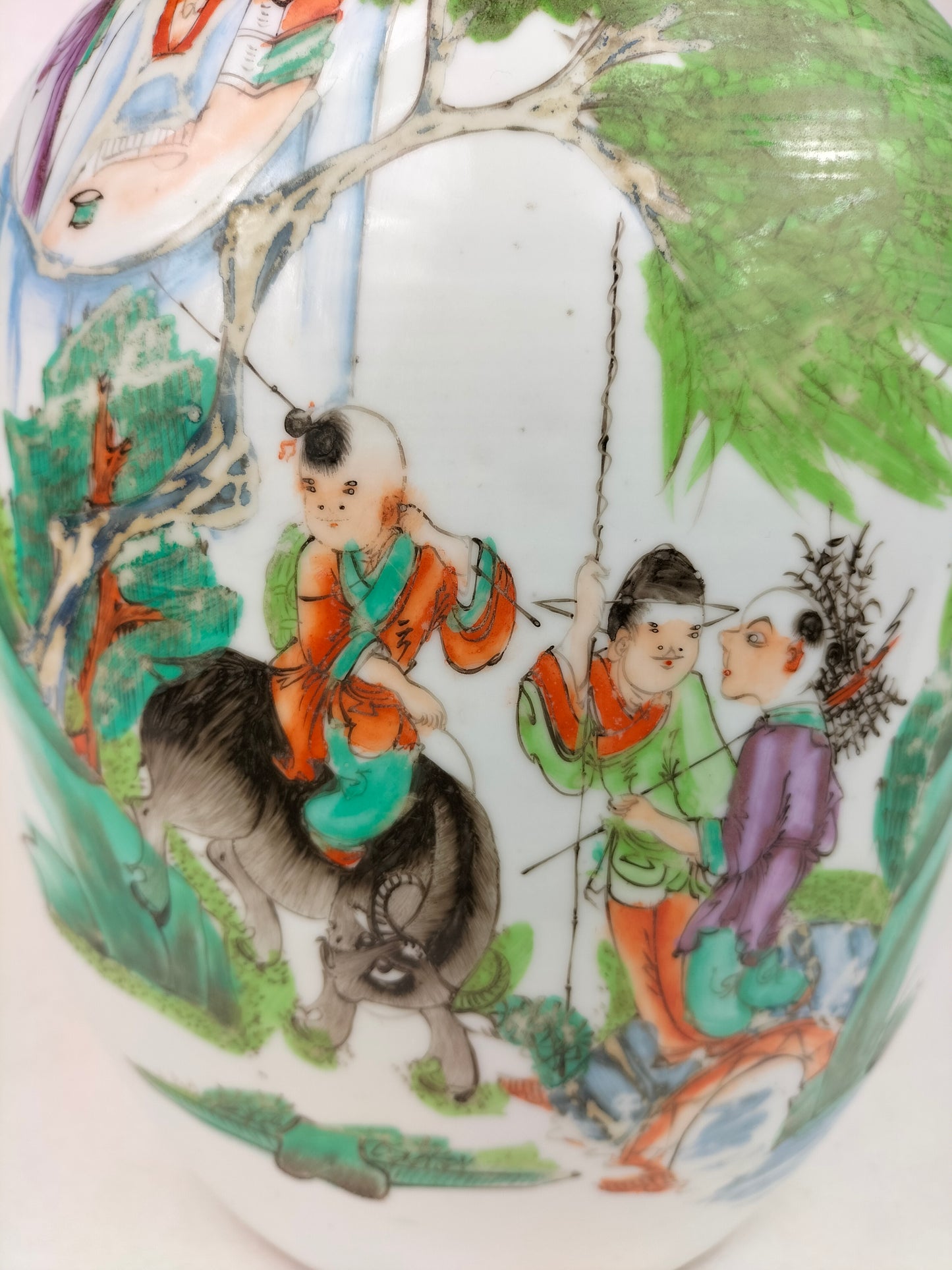 Antigo pote de gengibre chinês decorado com crianças e um búfalo // Período da República (1912-1949)