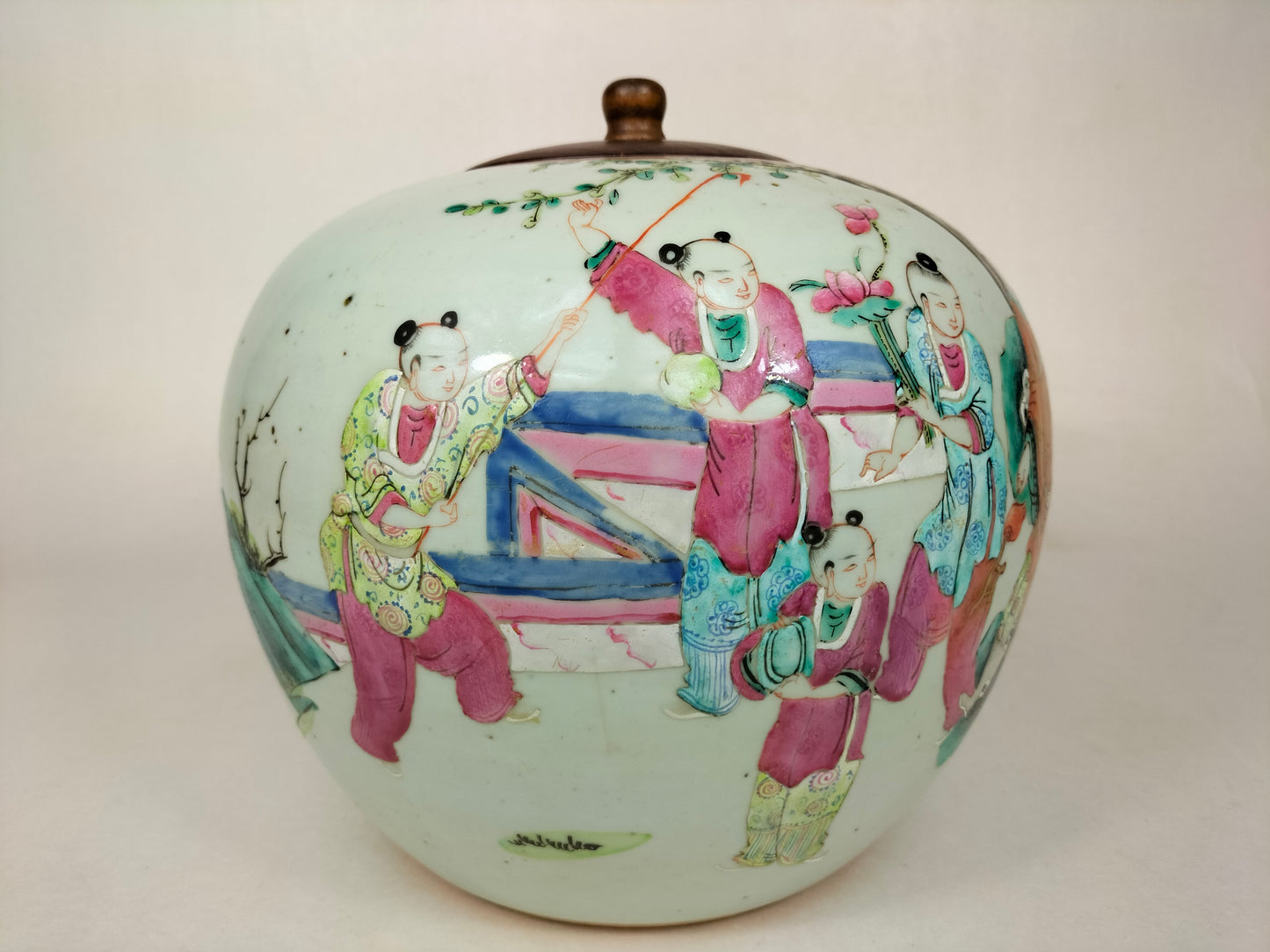 Antique Chinese famille rose ginger jar decorated with figures and bats // Qing Dynasty - 19th century
