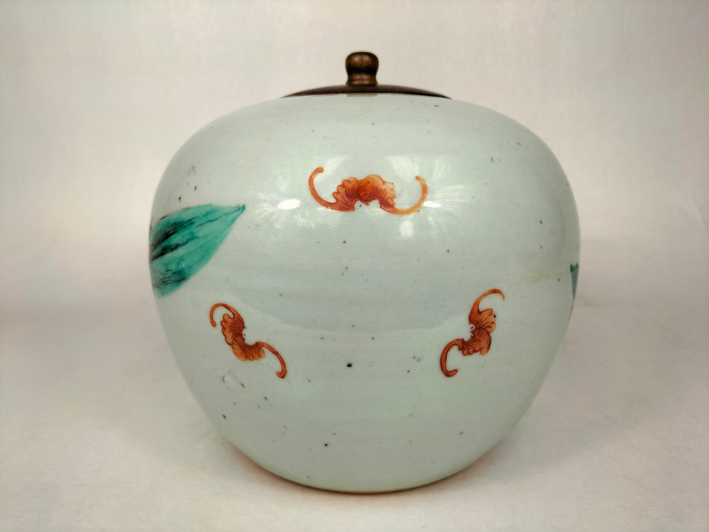 古董中国粉彩姜罐，饰有人物和蝙蝠 // 清朝 - 19 世纪