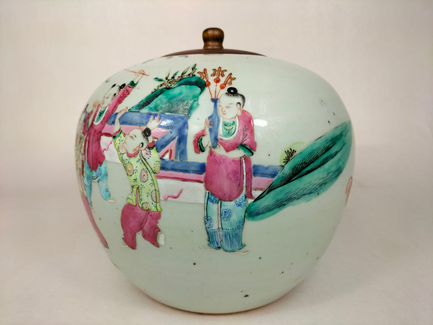 Pot de gingembre chinois antique famille rose à décor de personnages et de chauves-souris // Dynastie Qing - 19ème siècle