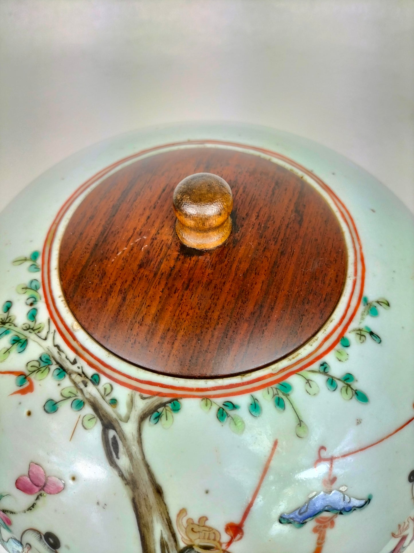 Pot de gingembre chinois antique famille rose à décor de personnages et de chauves-souris // Dynastie Qing - 19ème siècle