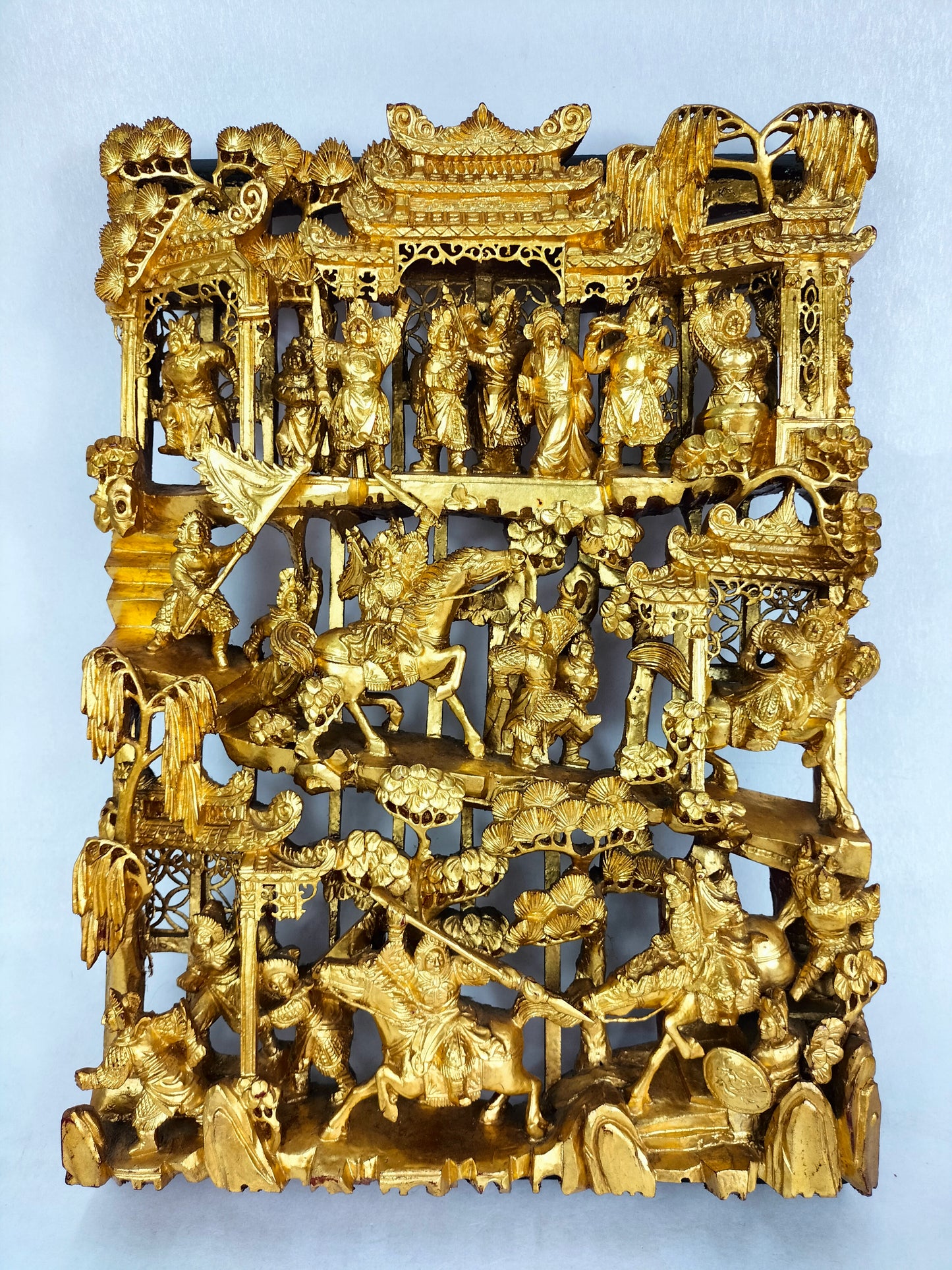 Panneau chinois antique de sculpture sur bois avec scène impériale et guerriers // Période République (1912-1949)