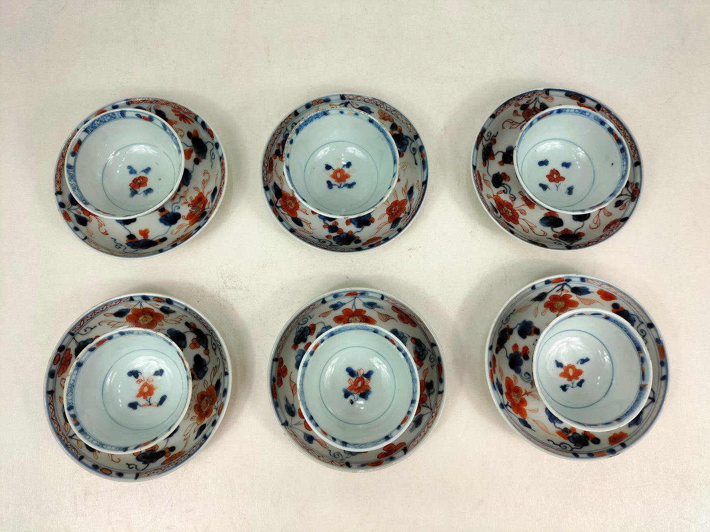 A set of 6 antique imari tea cups and saucers // Qing Dynasty - Kangxi - 18th century