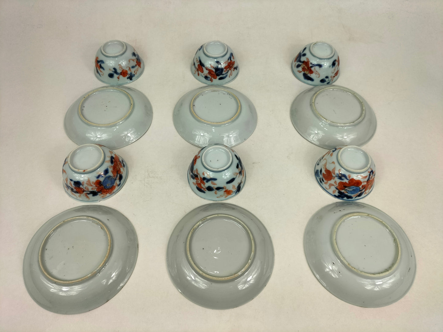 مجموعة مكونة من 6 فناجين شاي وصحون إيماري عتيقة // أسرة تشينغ - كانغشي - القرن الثامن عشر