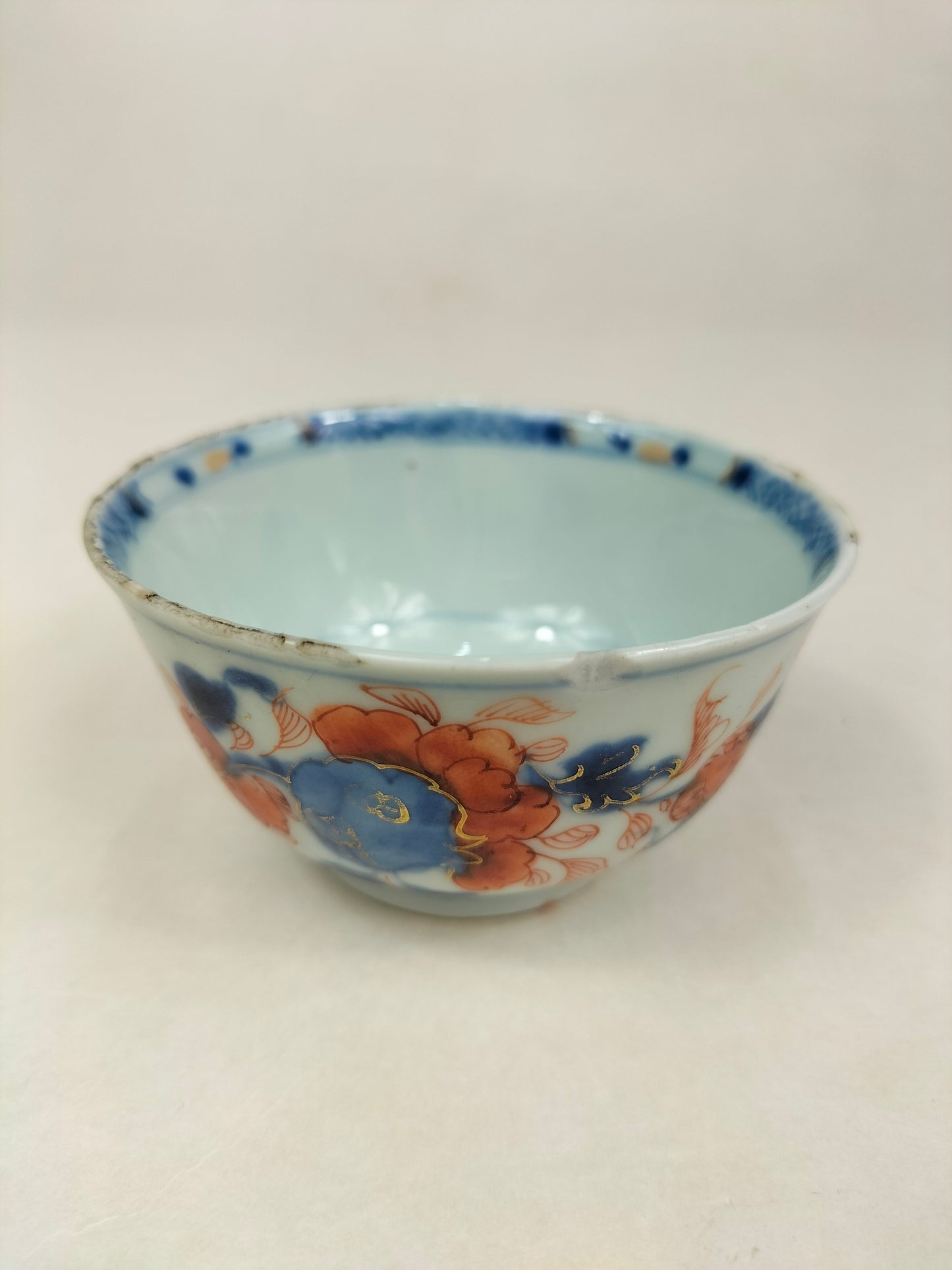 Un ensemble de 6 tasses et soucoupes à thé imari antiques // Dynastie Qing - Kangxi - 18ème siècle