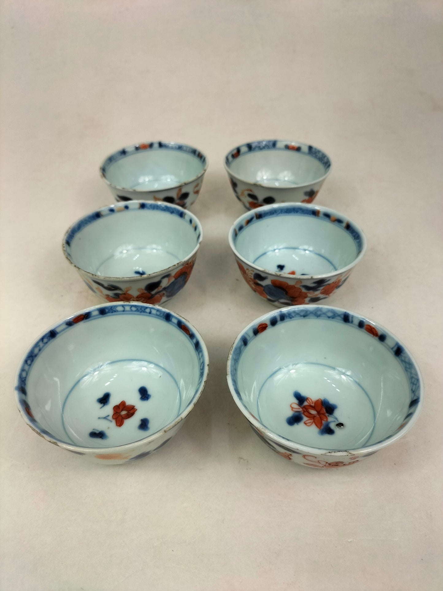 مجموعة مكونة من 6 فناجين شاي وصحون إيماري عتيقة // أسرة تشينغ - كانغشي - القرن الثامن عشر