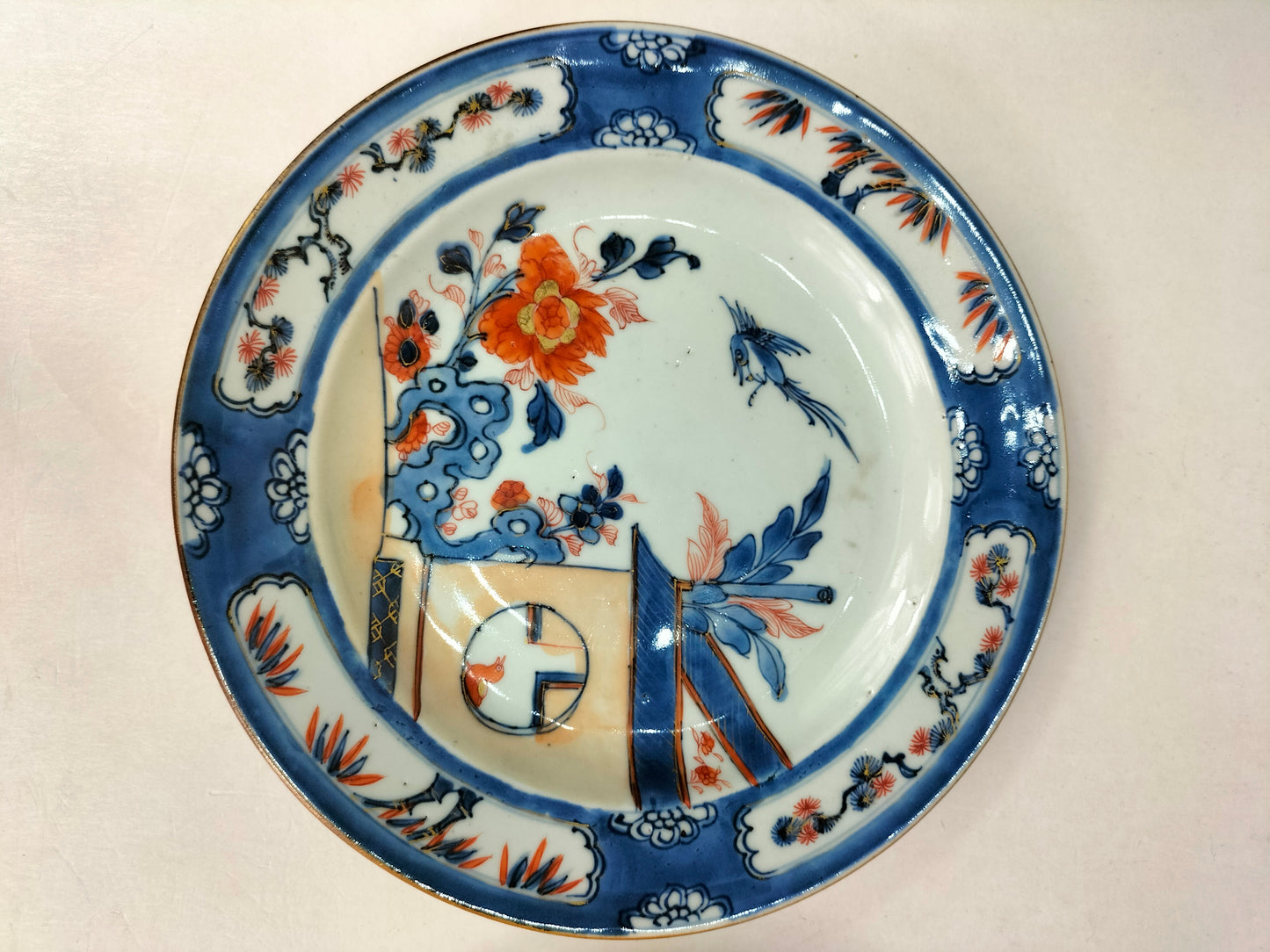 Pair of antique Chinese imari plates with a garden scene // Qing Dynasty - 18th century - Kangxi