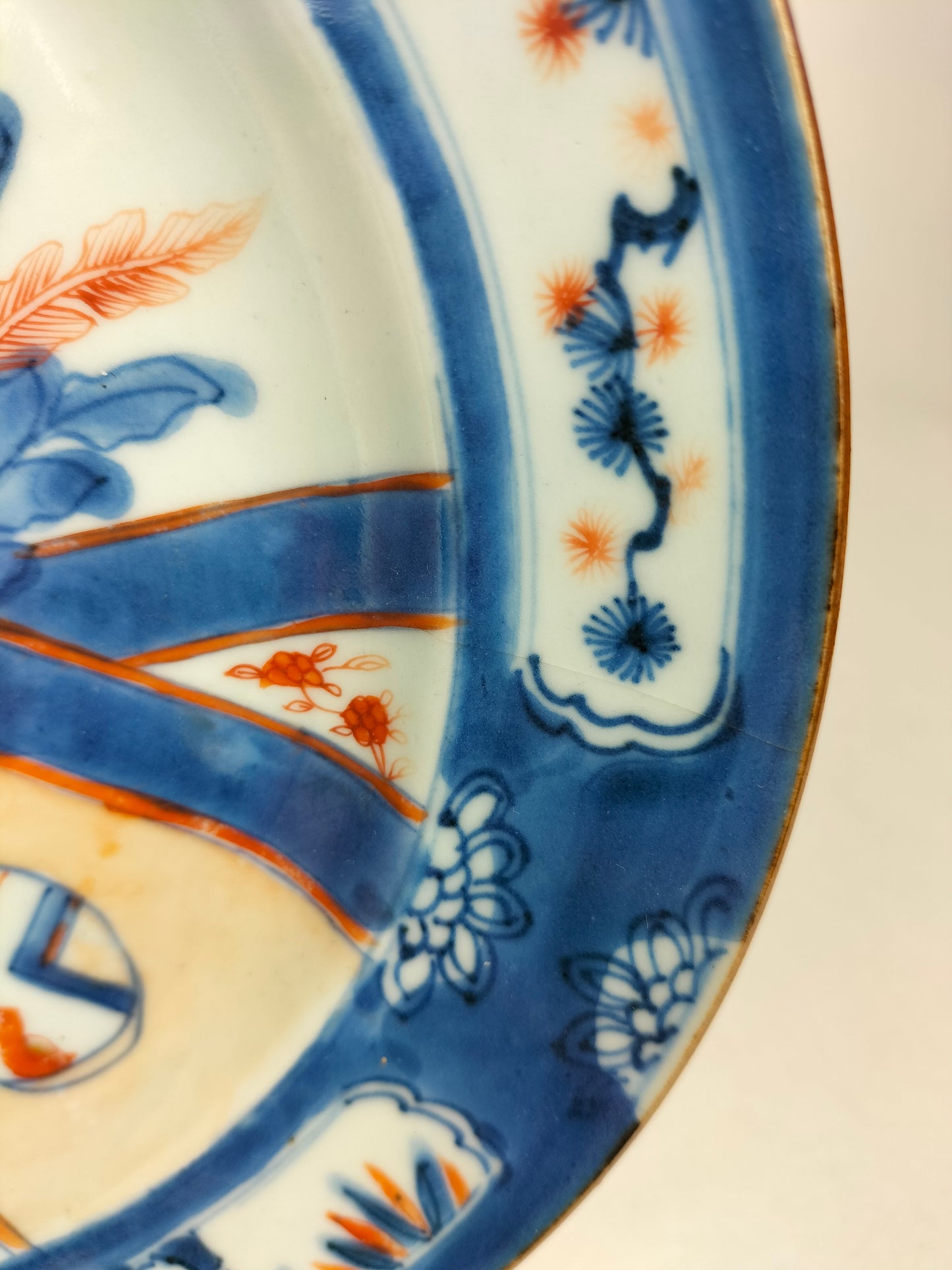 Par de antigos pratos chineses imari com cena de jardim // Dinastia Qing - século XVIII - Kangxi