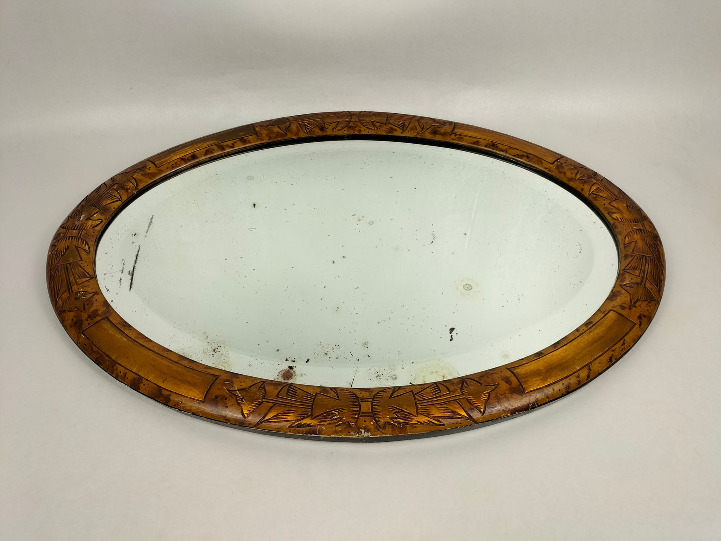 法式椭圆形装饰艺术镜子，带程式化木雕 // 1930-1950