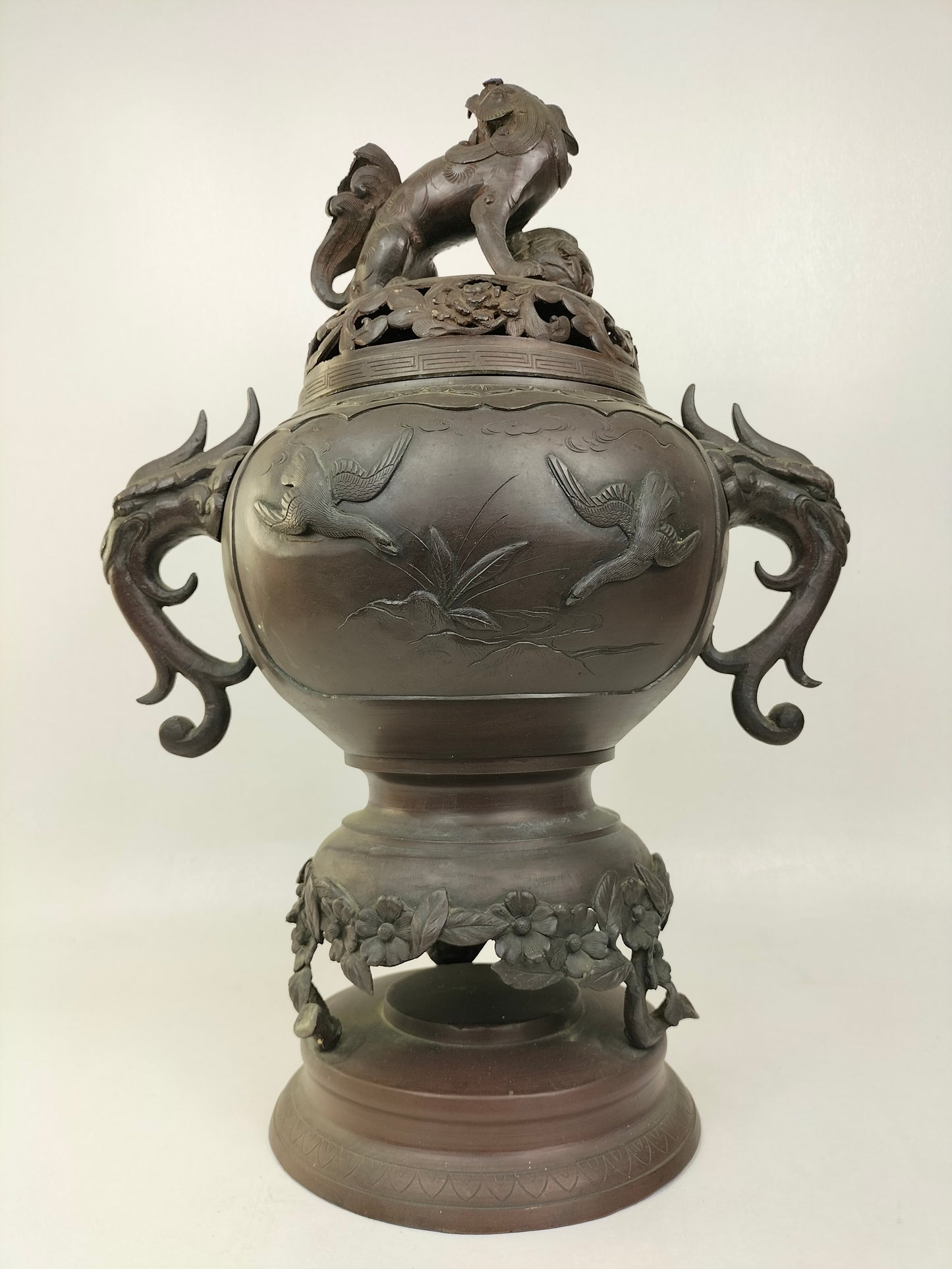 Grande queimador de incenso japonês antigo em bronze decorado com pássaros e foo dog // Período Meiji - século XIX