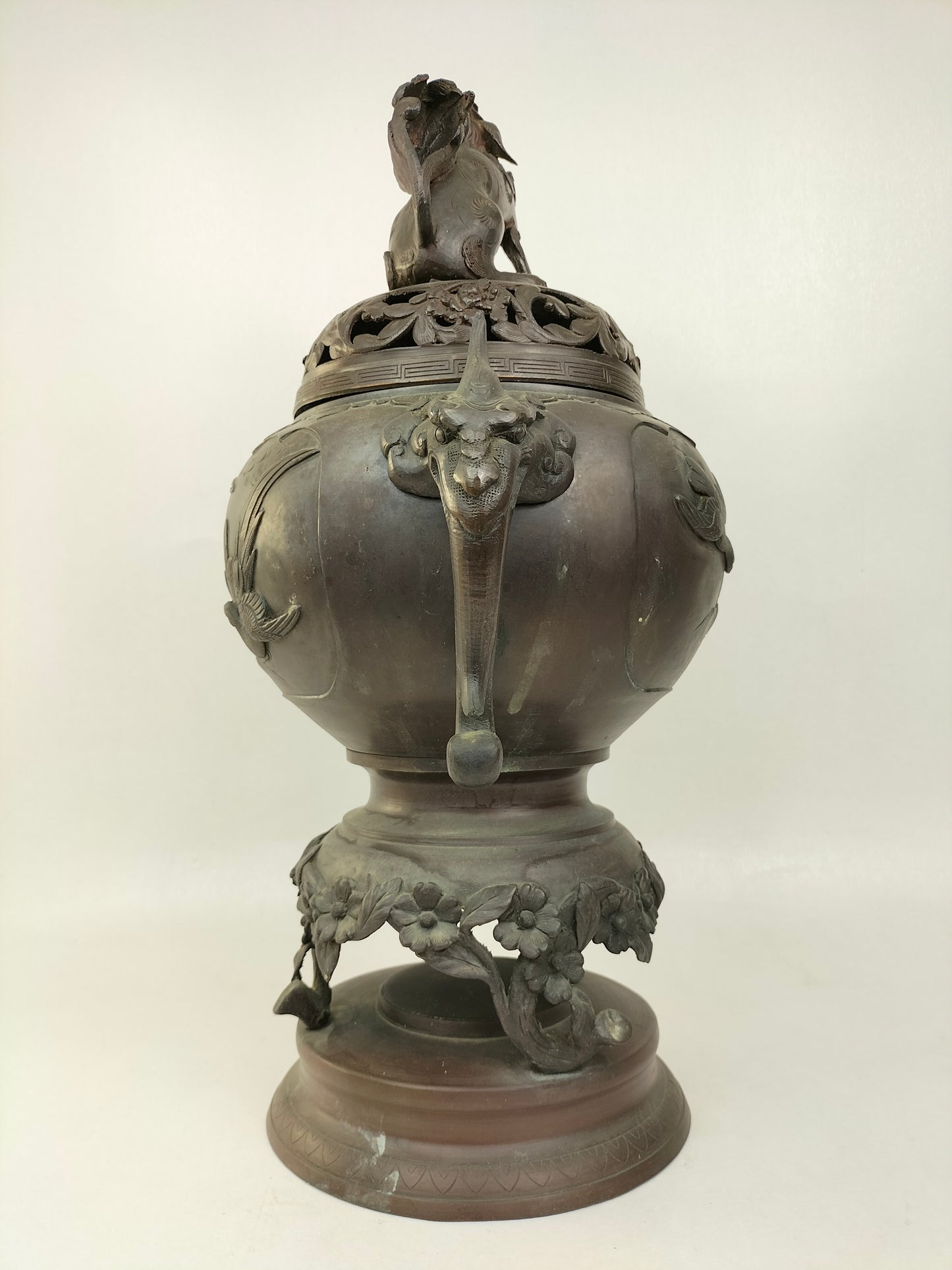 Grand brûle-encens japonais ancien en bronze à décor d'oiseaux et de chien foo // Période Meiji - 19ème siècle