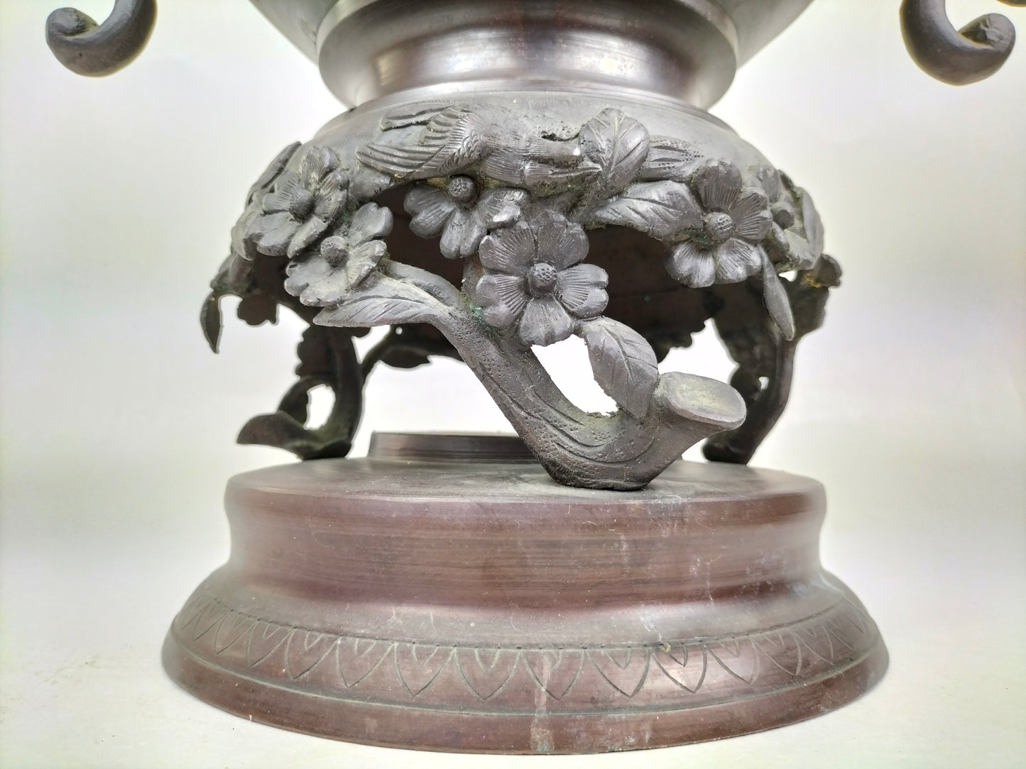 Grand brûle-encens japonais ancien en bronze à décor d'oiseaux et de chien foo // Période Meiji - 19ème siècle