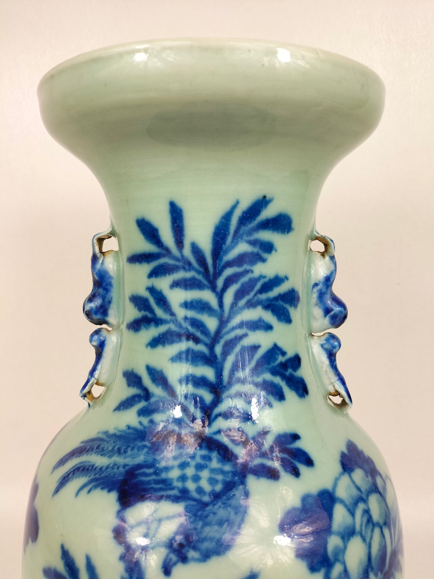 Antigo vaso chinês de cor celadon decorado com pássaros e flores // Dinastia Qing - século XIX