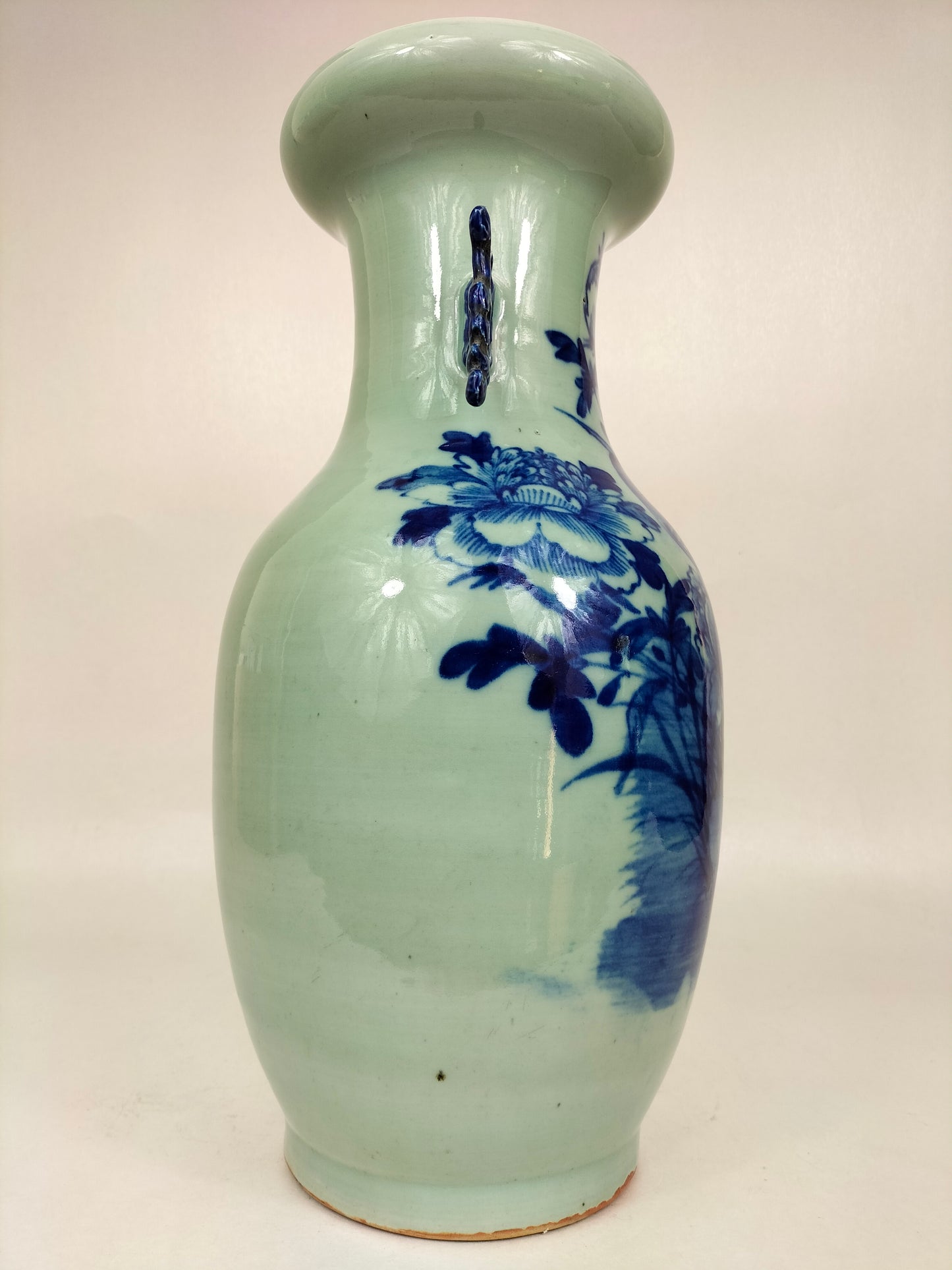 Antigo vaso chinês de cor celadon decorado com pássaro e flores // Dinastia Qing - século XIX