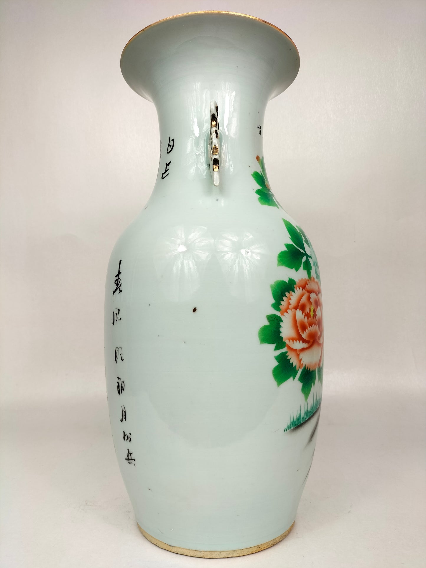 Antigo vaso chinês decorado com peônias e veado // Período da República (1912-1949)