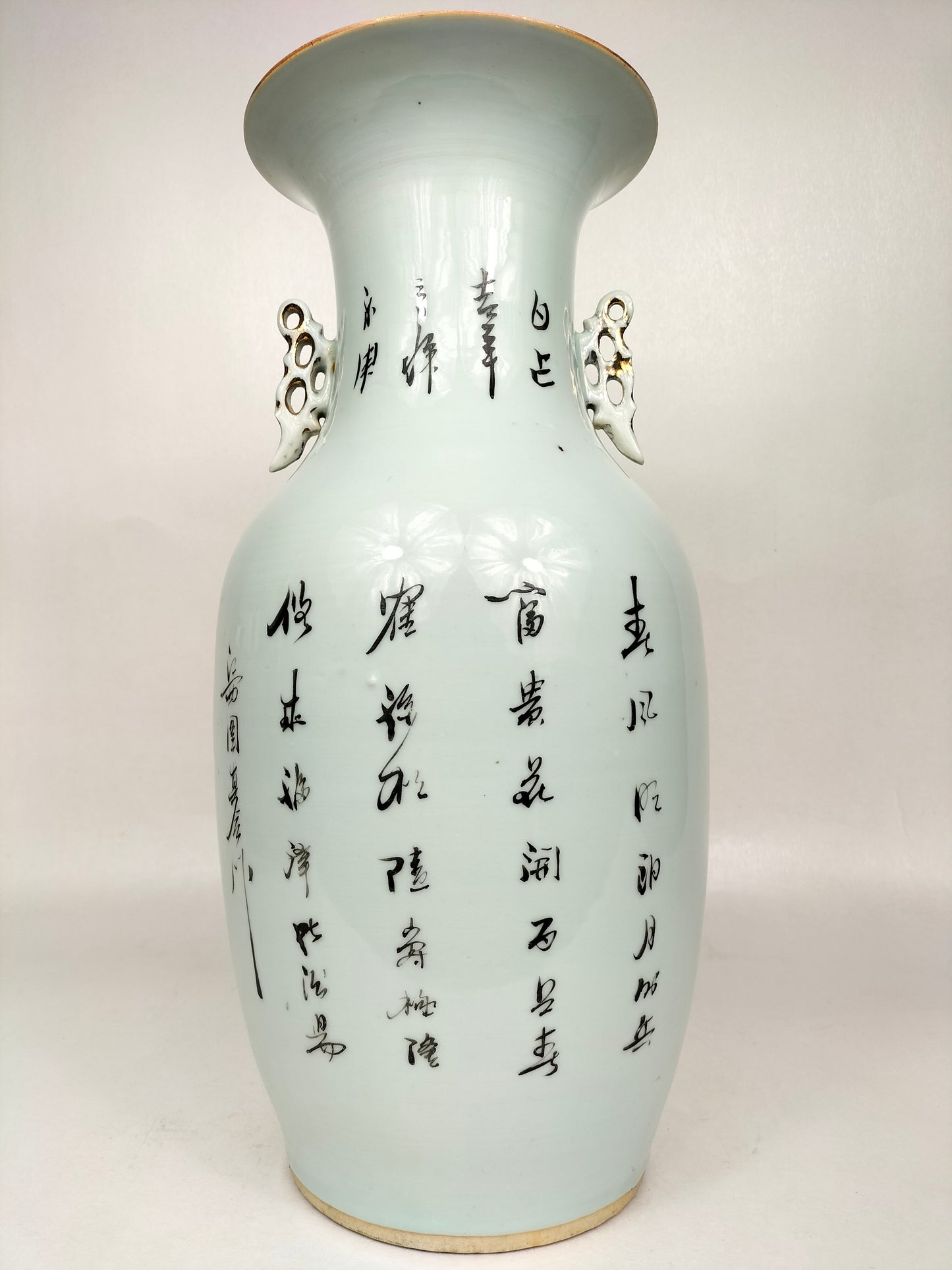 Antigo vaso chinês decorado com peônias e veado // Período da República (1912-1949)