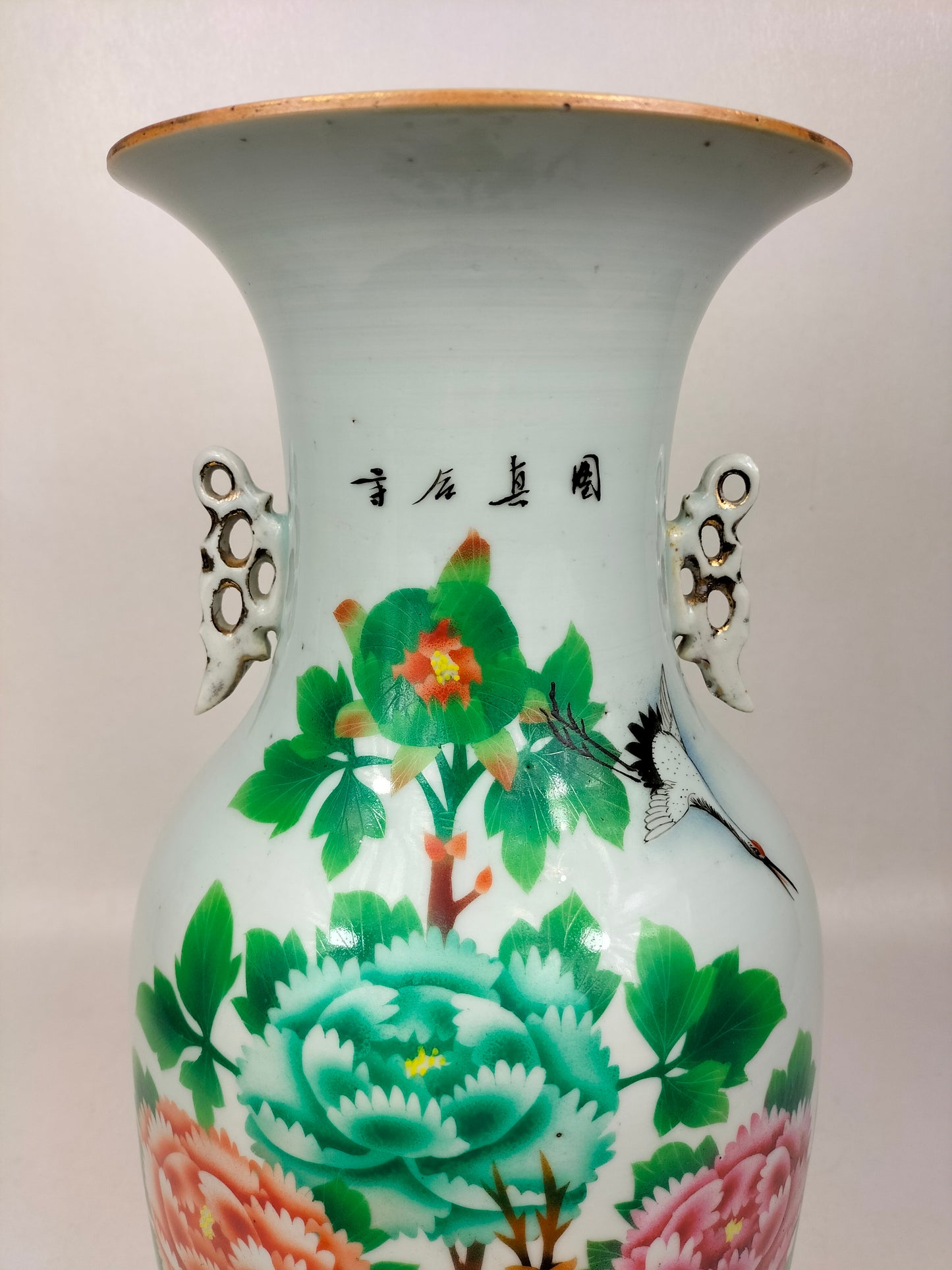 中国古董花瓶，饰有牡丹和鹿 // 民国时期（1912-1949）