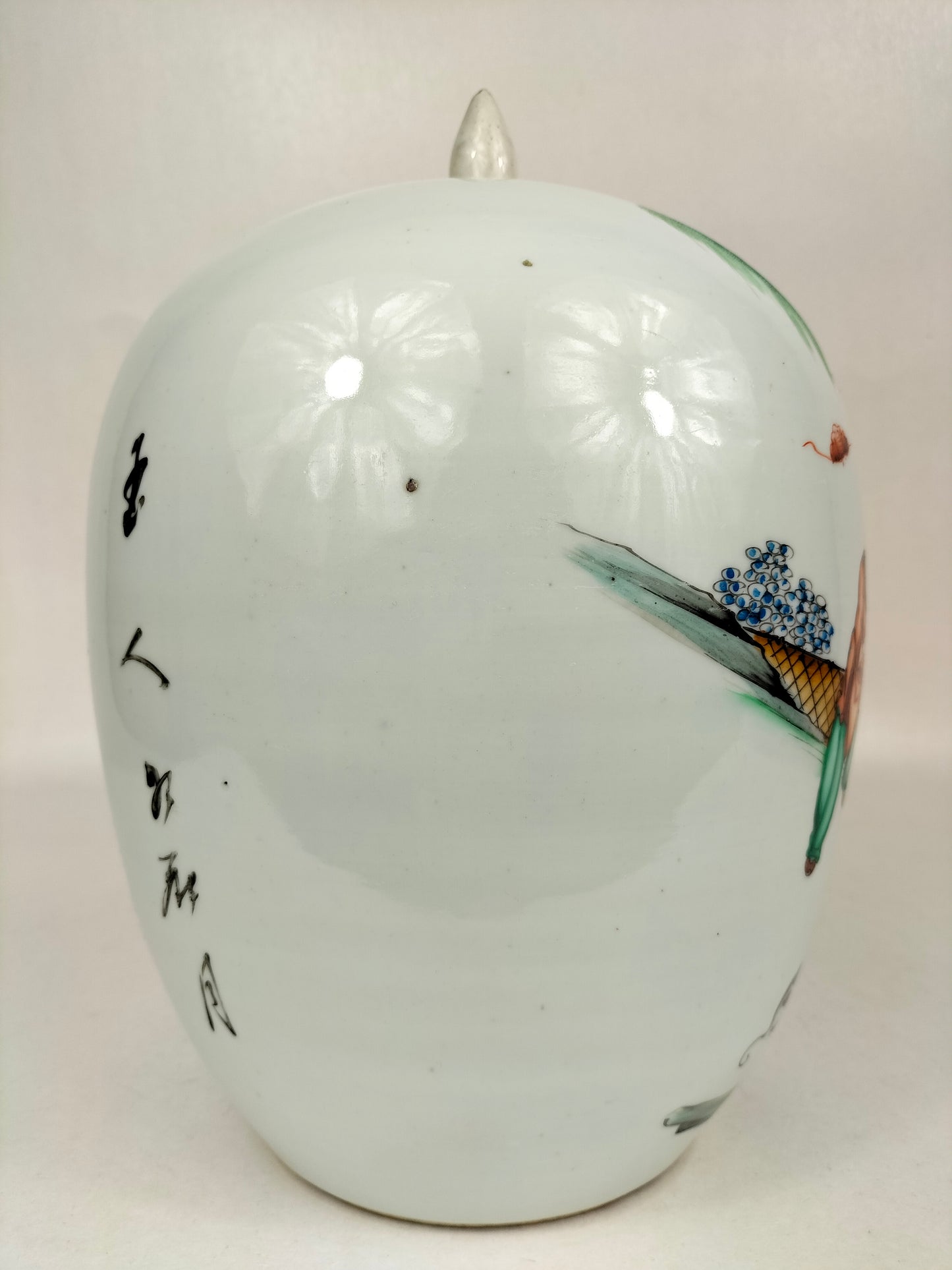Antique Chinese ginger jar decorated with a garden scene // Republic Period (1912-1949)
