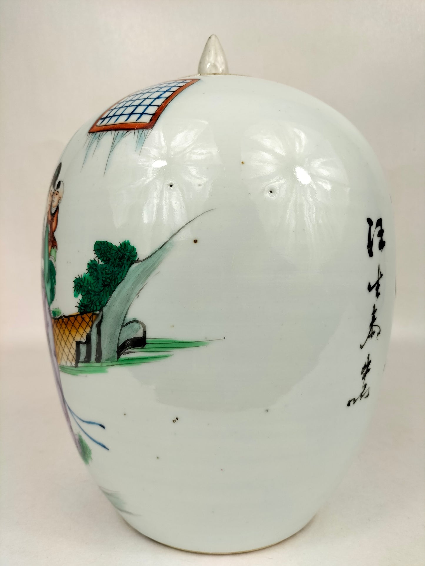Antique Chinese ginger jar decorated with a garden scene // Republic Period (1912-1949)