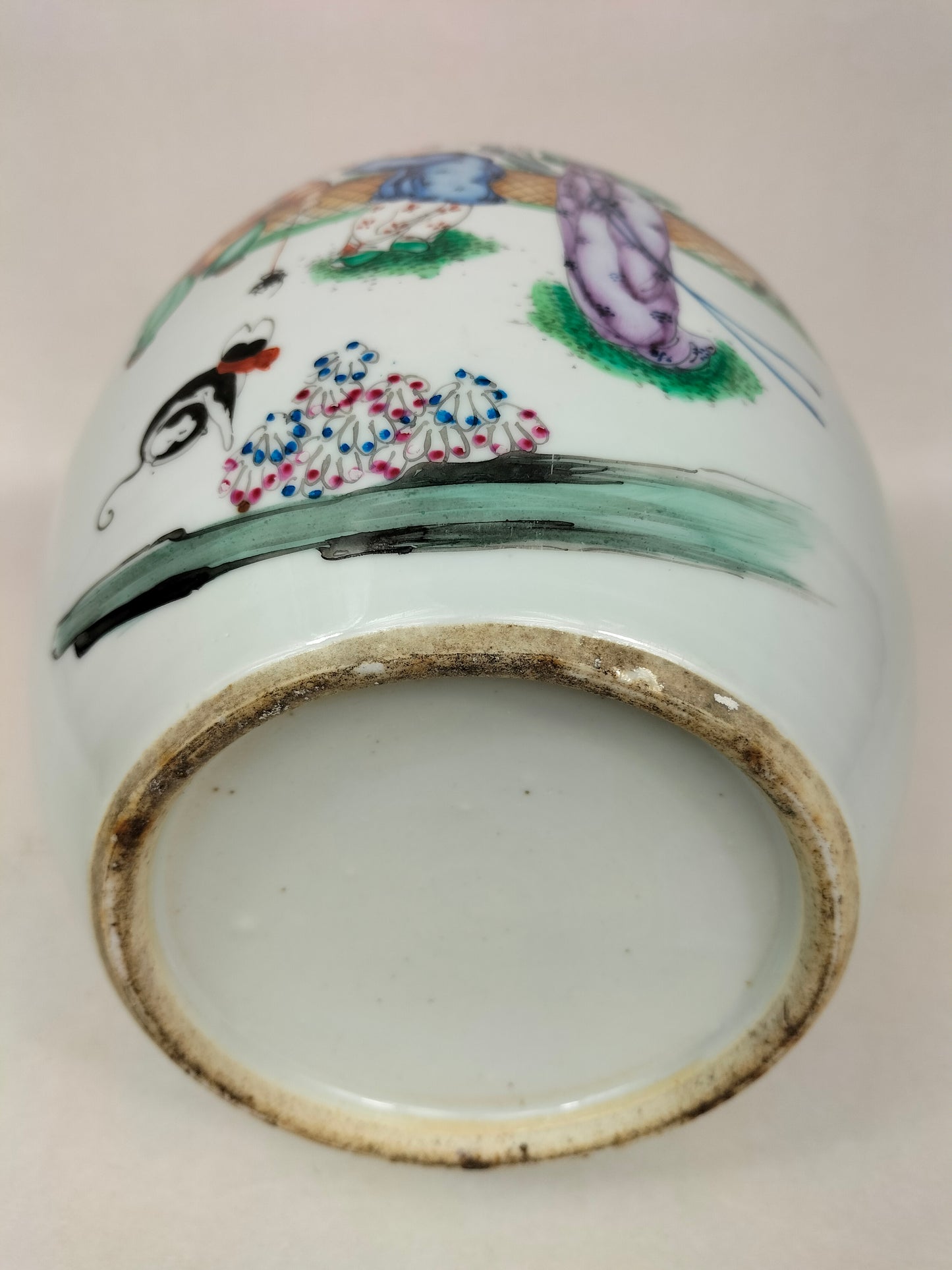 Antigo pote de gengibre chinês decorado com cena de jardim // Período da República (1912-1949)