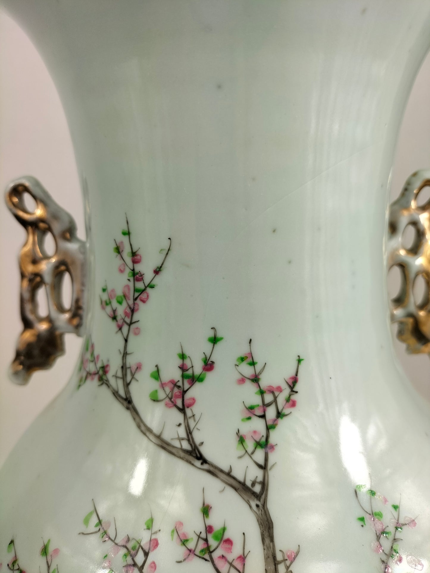 Antique Chinese vase decorated with a garden scene // Republic Period (1912-1949)