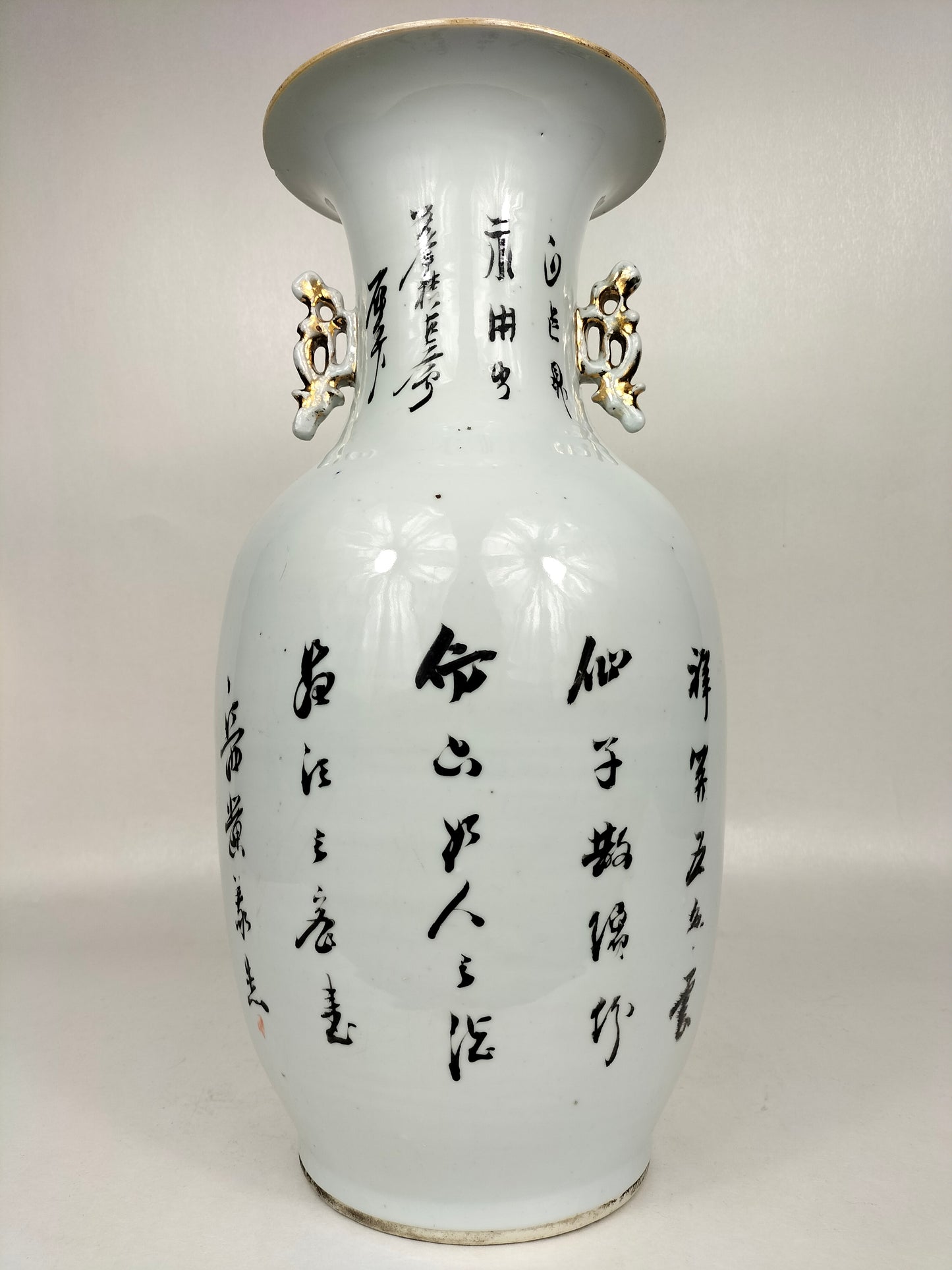 Antique Chinese vase decorated with figures // Republic Period (1912-1949)