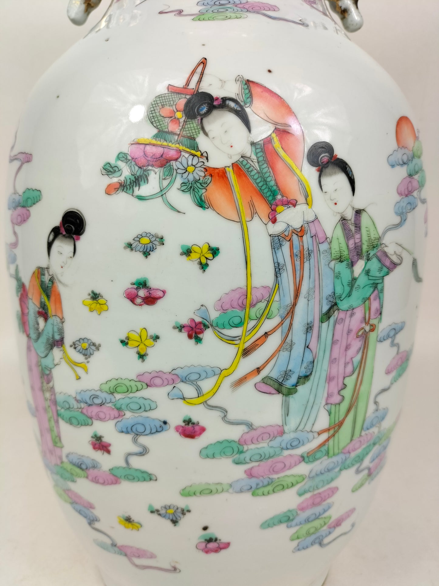Antique Chinese vase decorated with figures // Republic Period (1912-1949)