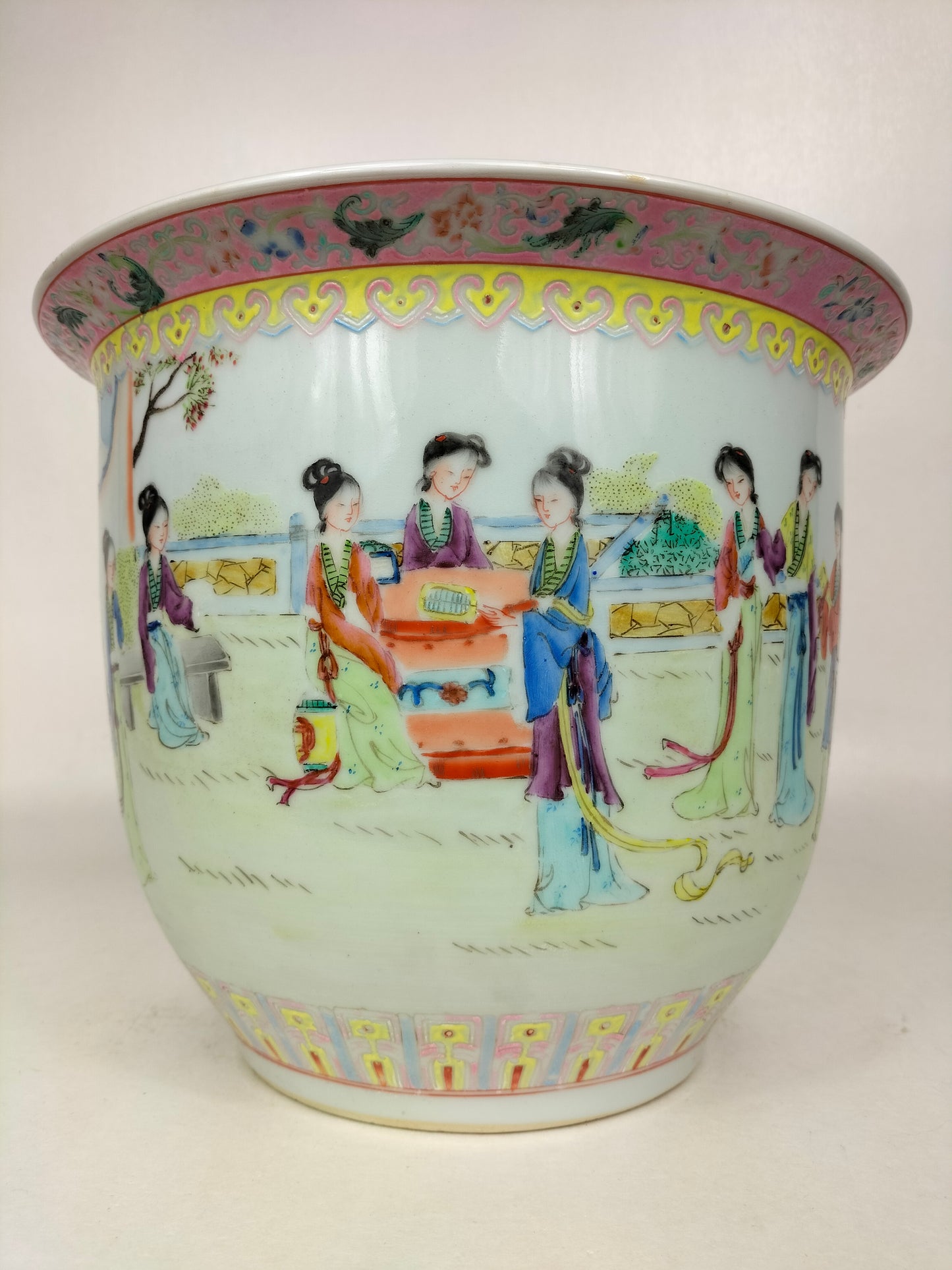 Chinese famille rose flower pot decorated with a garden scene // JIngdezhen - 20th century