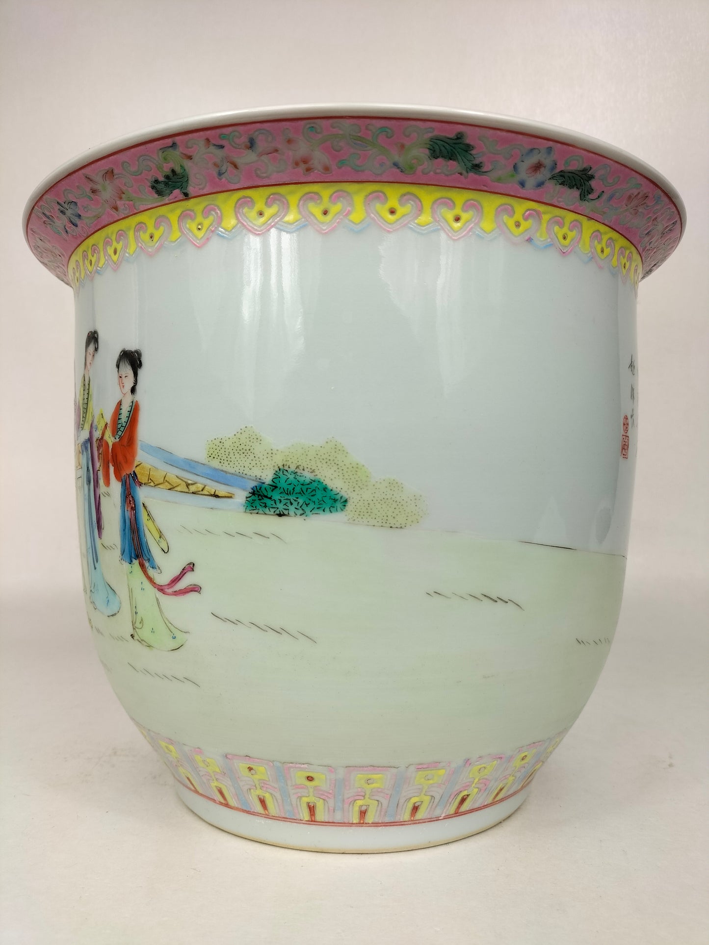 Chinese famille rose flower pot decorated with a garden scene // JIngdezhen - 20th century