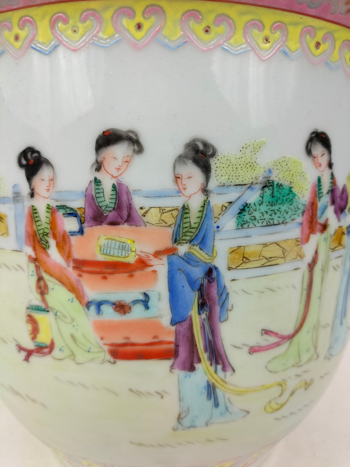 花园场景装饰的中国粉彩花盆 // 景德镇 - 20 世纪