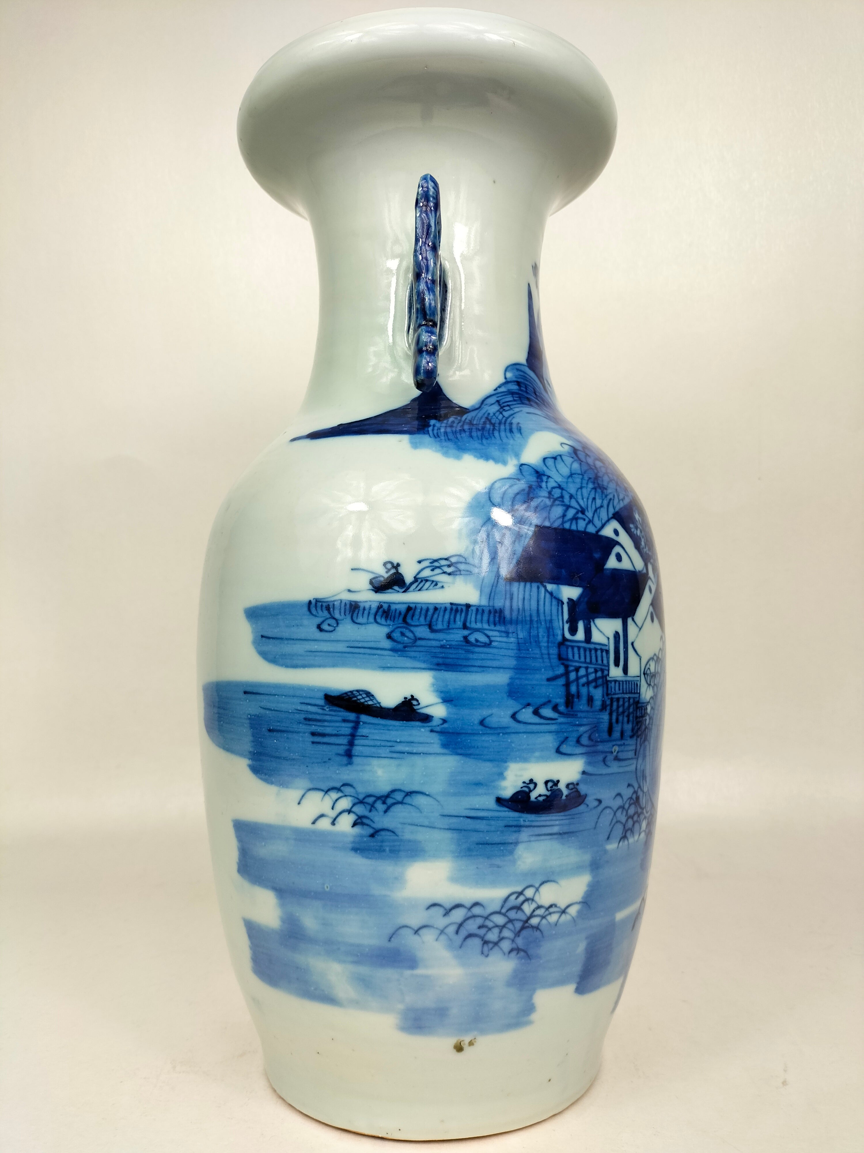 古董中国花瓶，饰有风景//蓝色和白色- 清朝- 19 世纪– Diddenantiques
