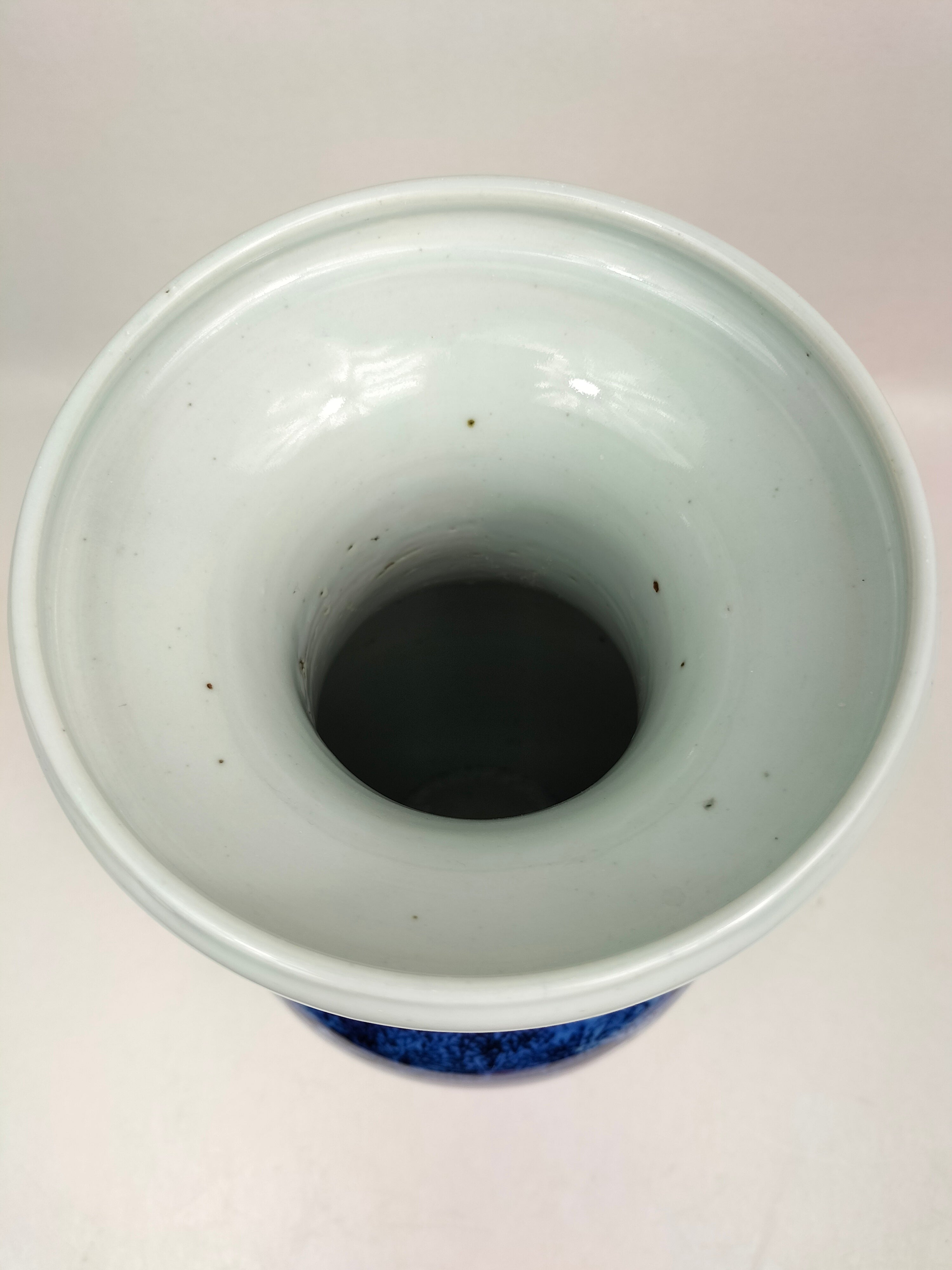 古董中国花瓶，饰有风景//蓝色和白色- 清朝- 19 世纪– Diddenantiques
