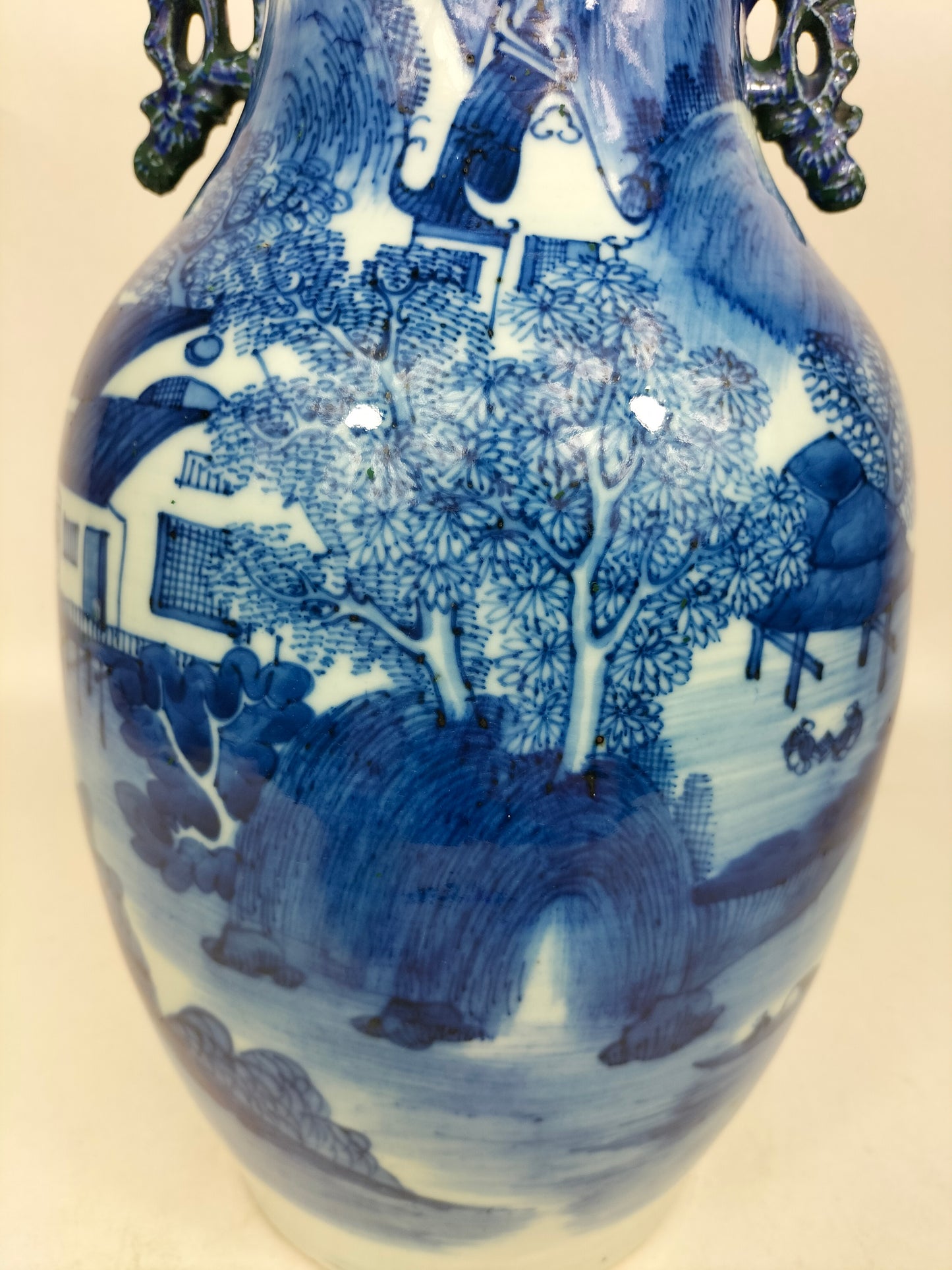 مزهرية صينية أثرية مزينة بمنظر طبيعي // أزرق وأبيض – أسرة تشينغ – القرن التاسع عشر