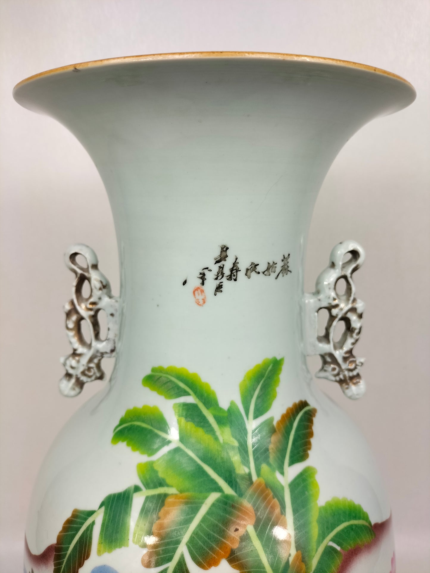 Grande vaso chinês antigo decorado com uma senhora e um veado // Período da República (1912-1949)