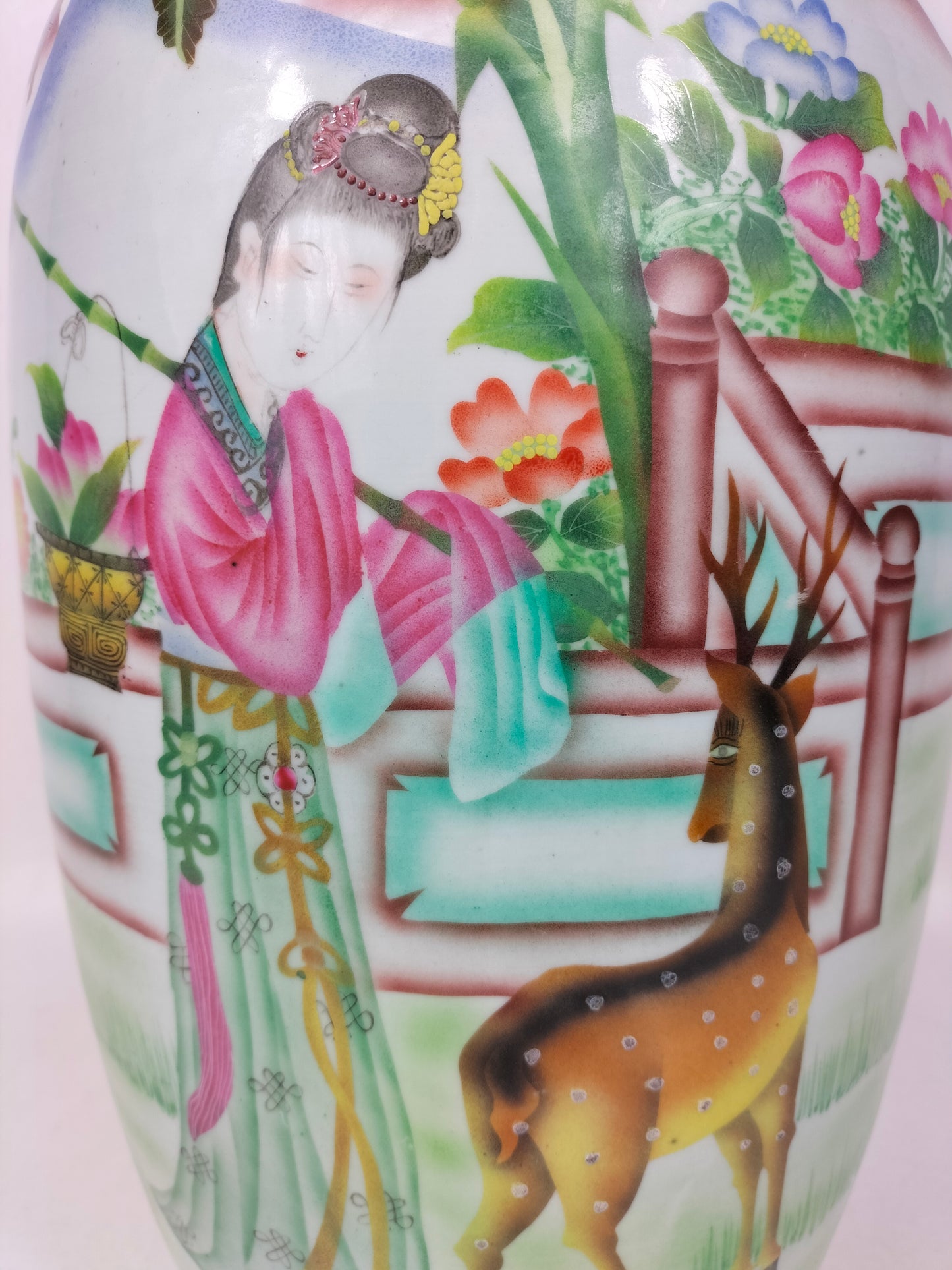 Large antique Chinese vase decorated with a lady and a deer // Republic Period (1912-1949)