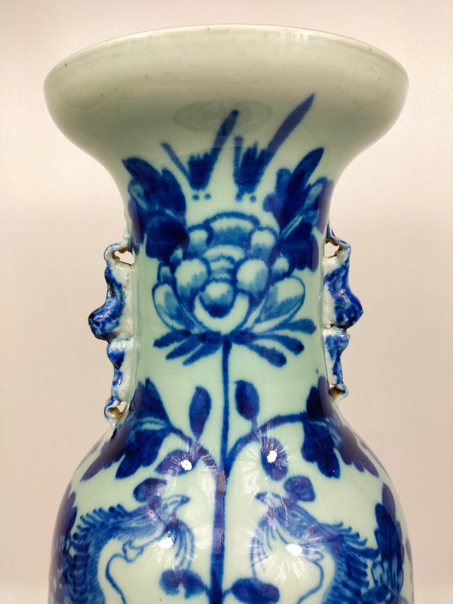 Chiếc bình lớn màu men ngọc cổ của Trung Quốc được trang trí bằng chim và hoa // Nhà Thanh - thế kỷ 19