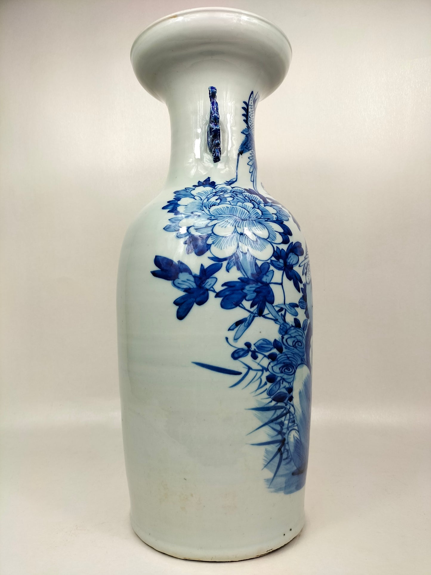 مزهرية صينية أثرية كبيرة بها رافعات وزهور // أزرق وأبيض - أسرة تشينغ - القرن التاسع عشر
