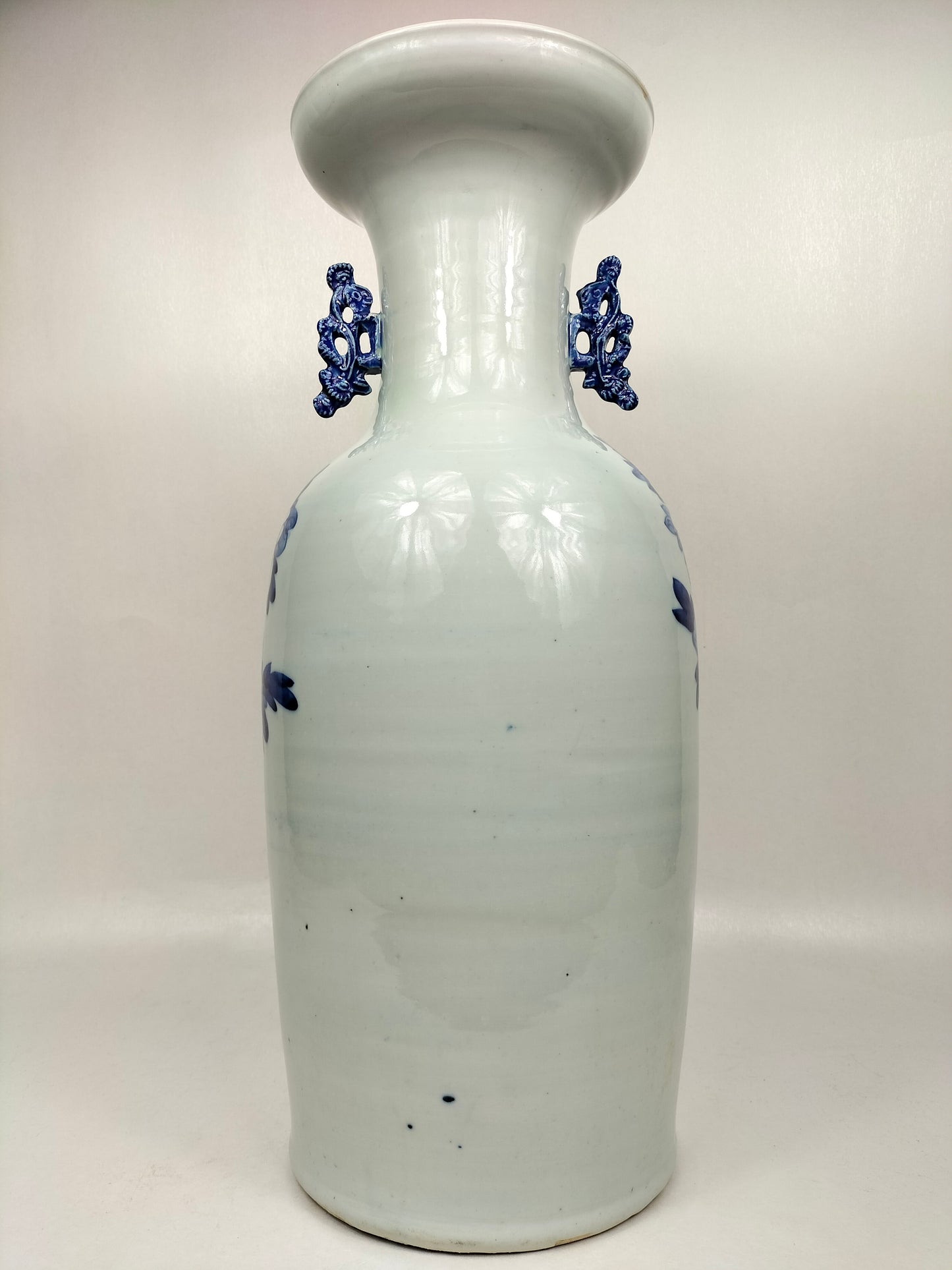 大型古董中国花瓶，饰有鹤和花朵//蓝色和白色 - 清朝 - 19 世纪
