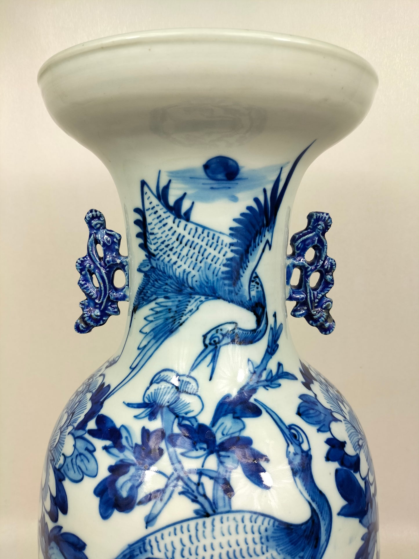 Grand vase chinois antique avec grues et fleurs // Bleu et blanc - Dynastie Qing - 19ème siècle