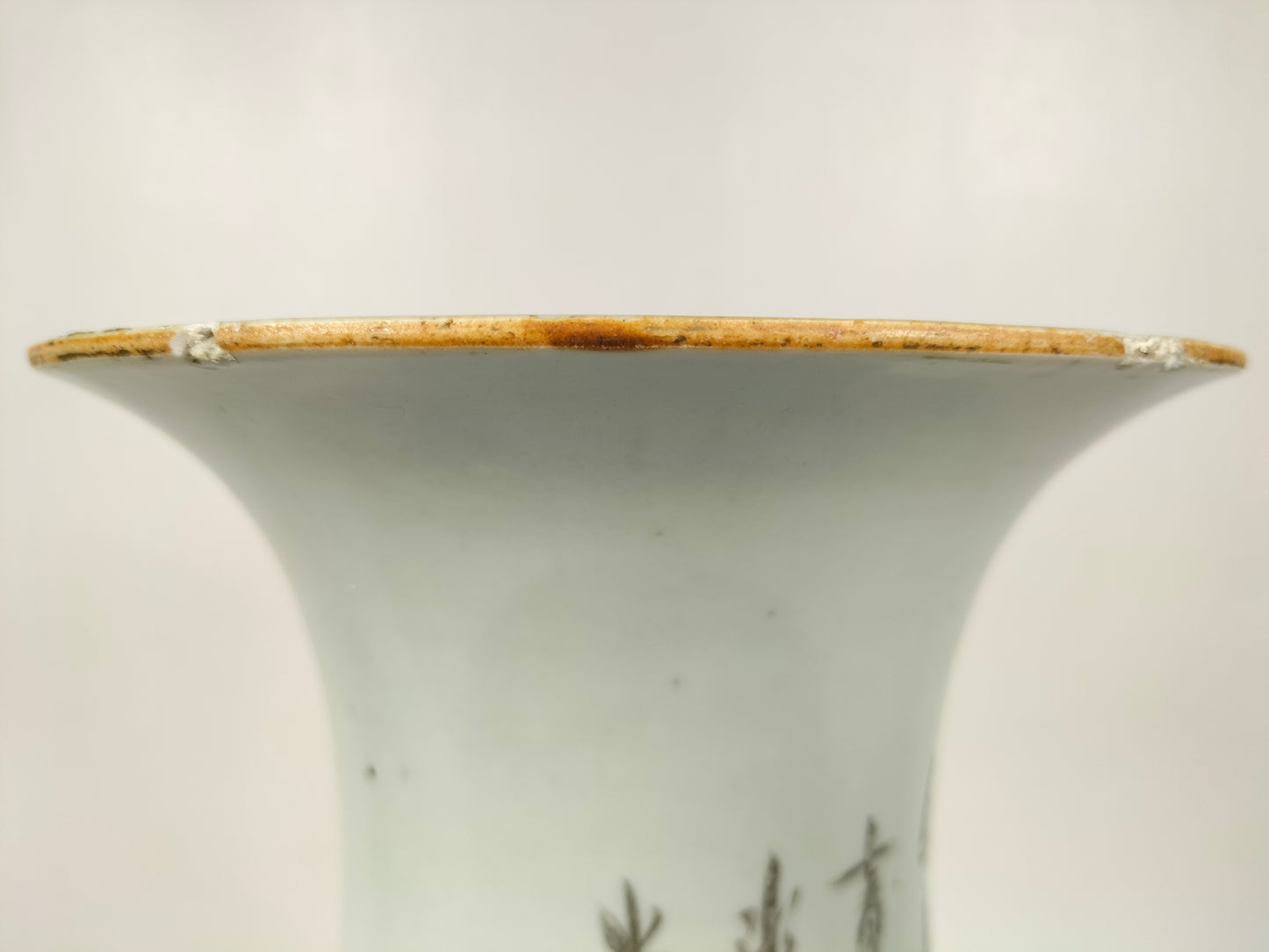 Antigo vaso chinês decorado com cena de jardim // Período da República (1912-1949)