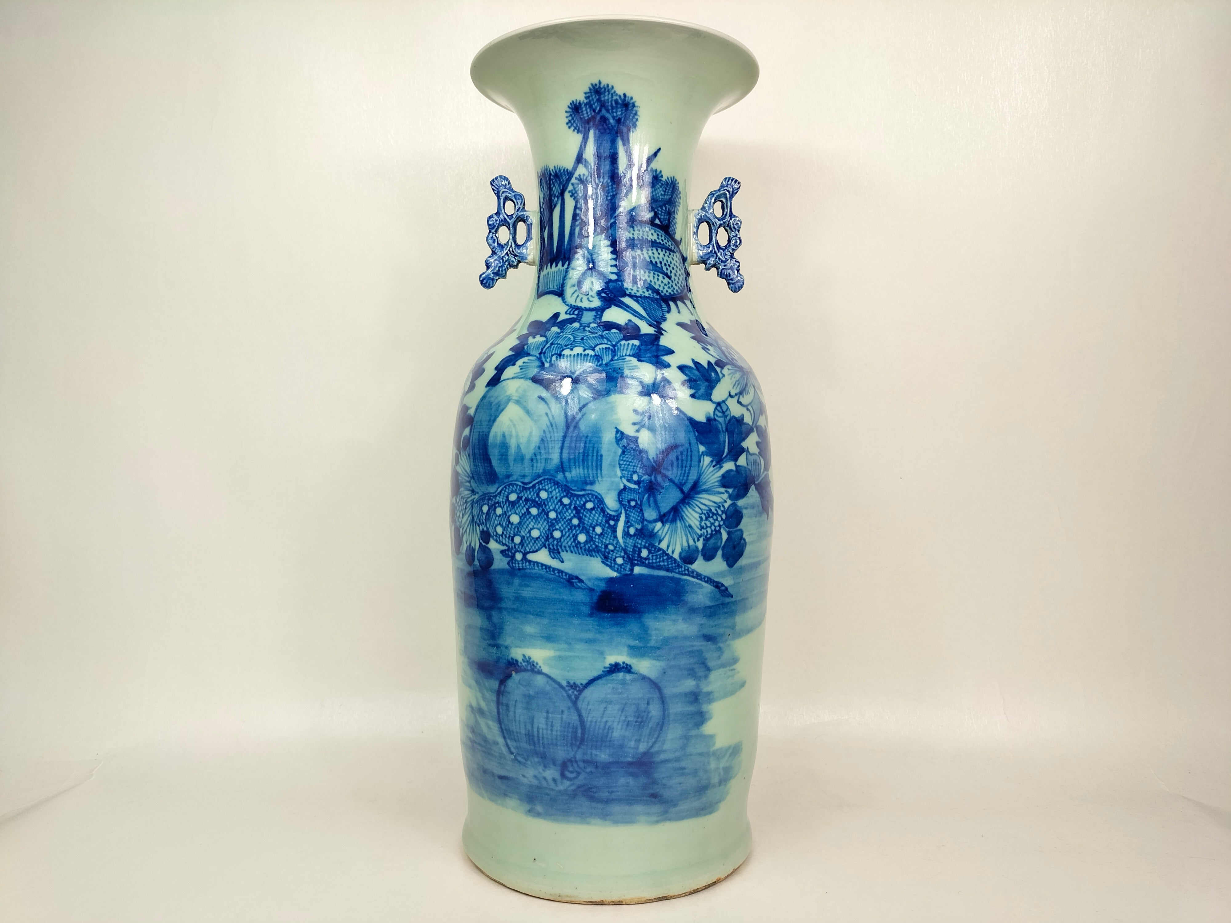 大型古董中国青瓷花瓶，饰有鹿和花朵// 清朝- 19 世纪– Diddenantiques