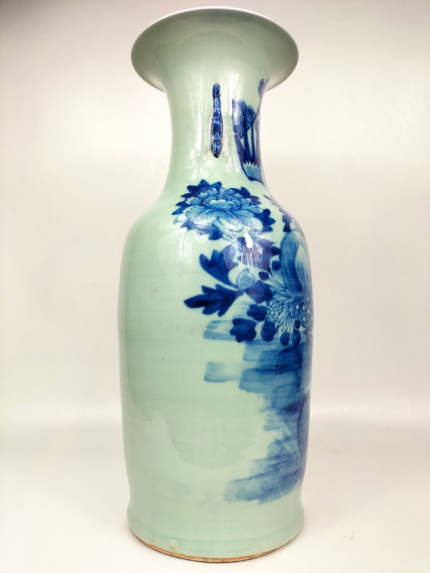 Large antique Chinese celadon vase decorated with deer and flowers // Qing Dynasty - 19th century