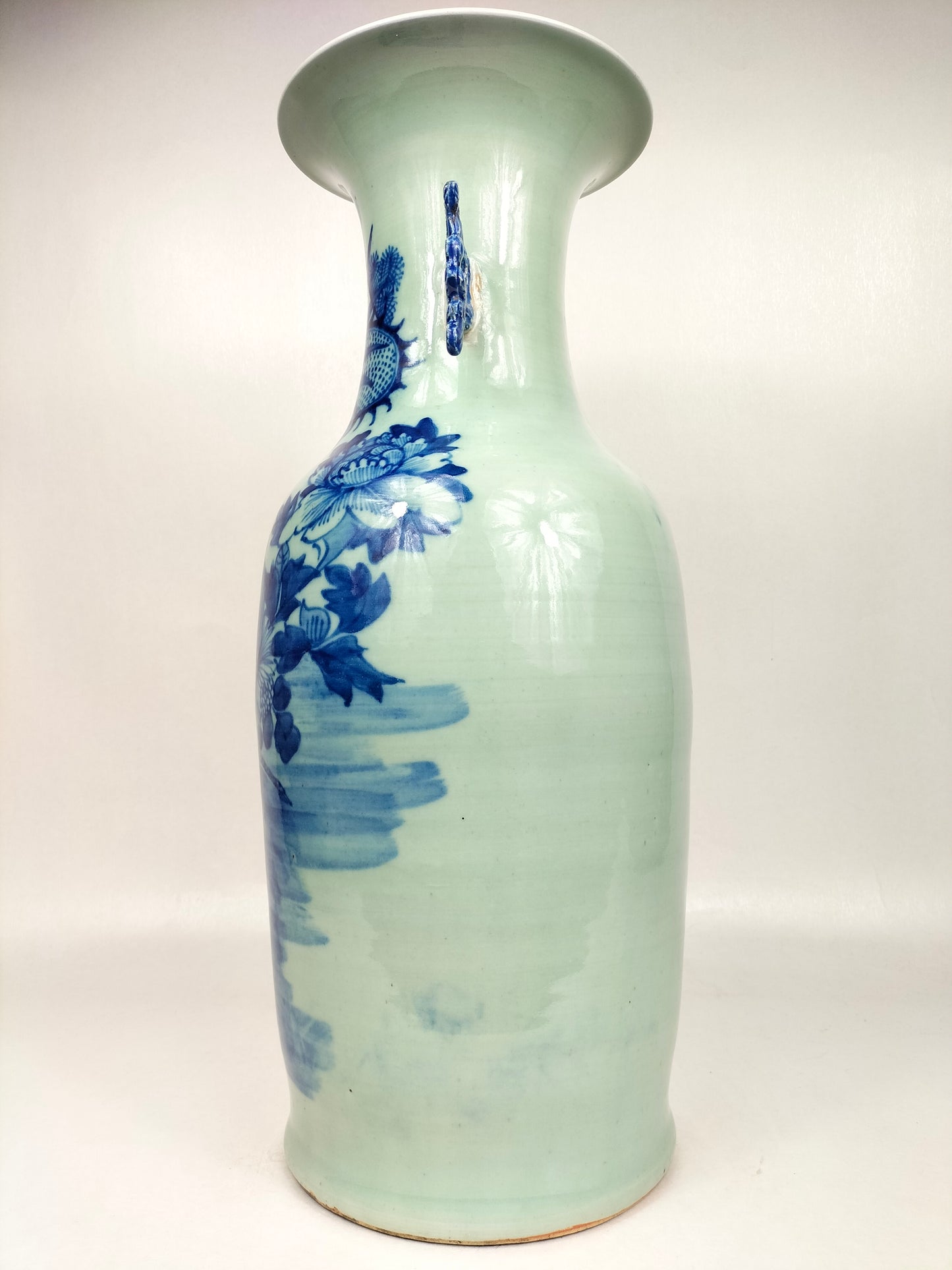 大型古董中国青瓷花瓶，饰有鹿和花朵 // 清朝 - 19 世纪