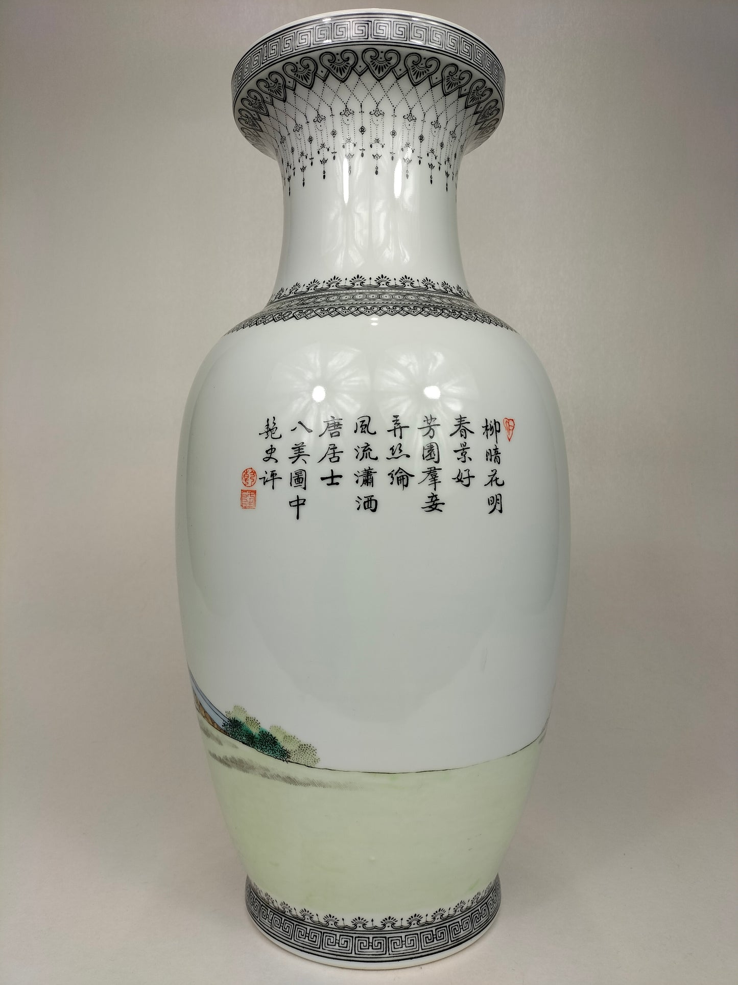 Grand vase chinois polychrome à décor d'une scène de jardin // Jingdezhen - XXème siècle