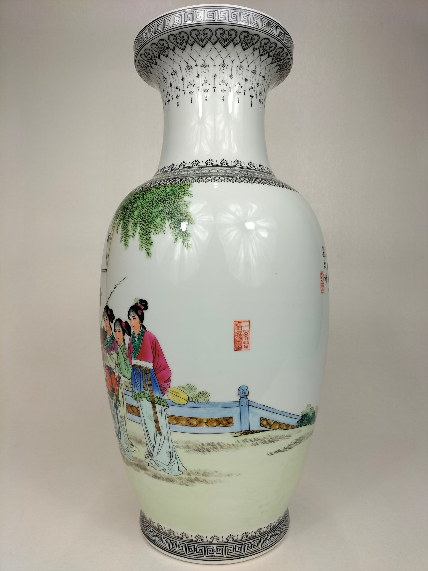 Chiếc bình lớn nhiều màu của Trung Quốc được trang trí với cảnh vườn // Jingdezhen - thế kỷ 20