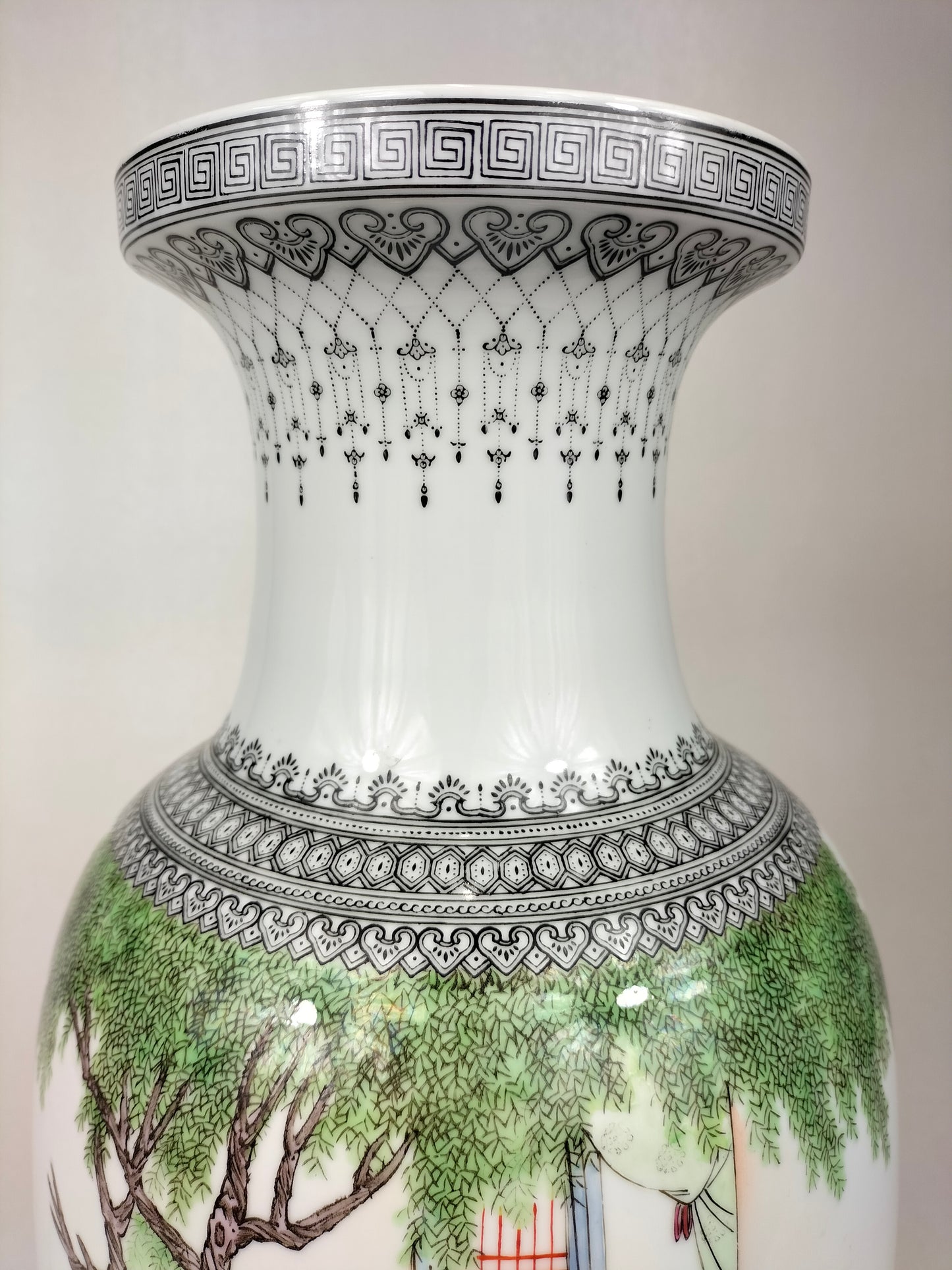 Grande vaso chinês policromado decorado com cena de jardim // Jingdezhen - século XX